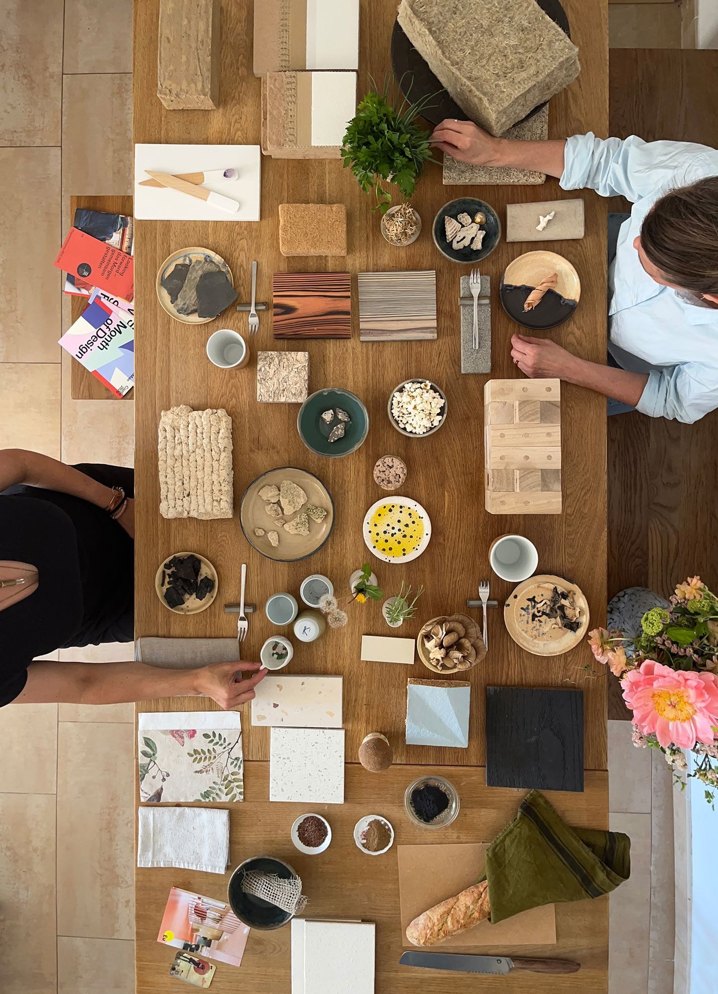 Sehr viele unterschiedliche Materialien auf einem Tisch.