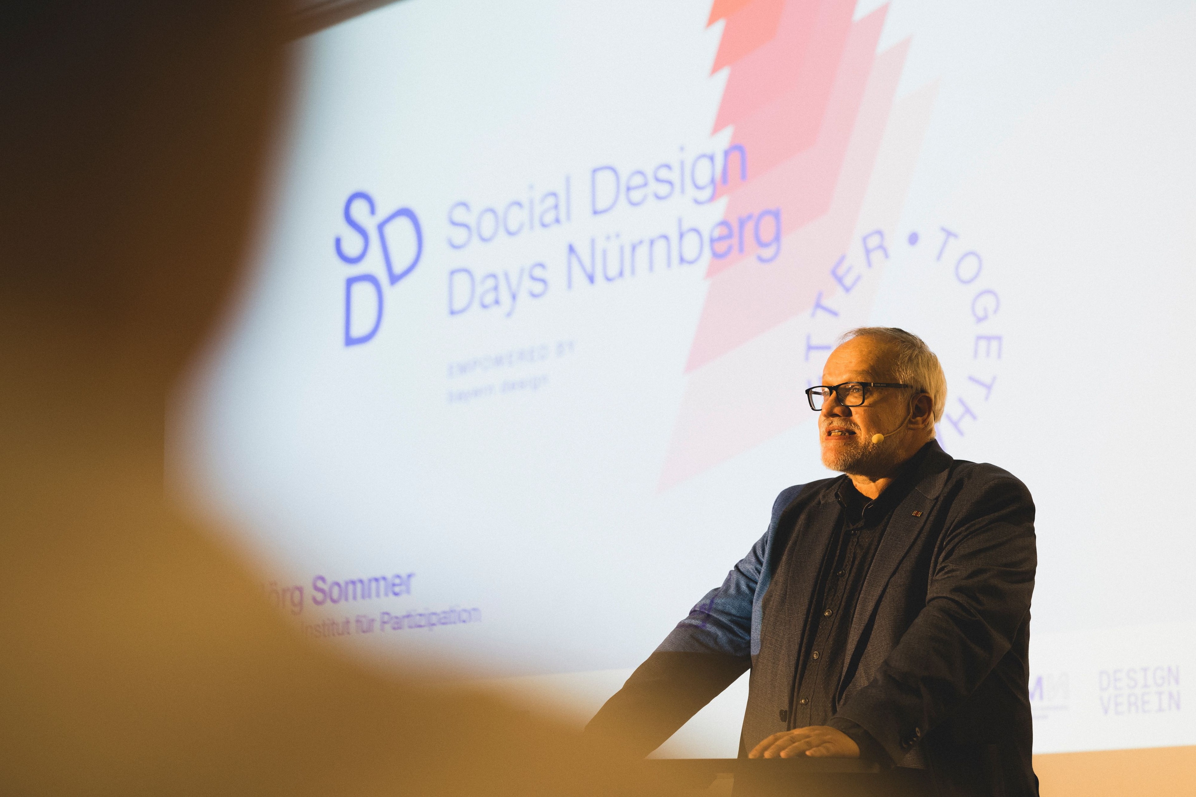 Eine Person hält einen Vortrag bei den Social Design Days Nürnberg