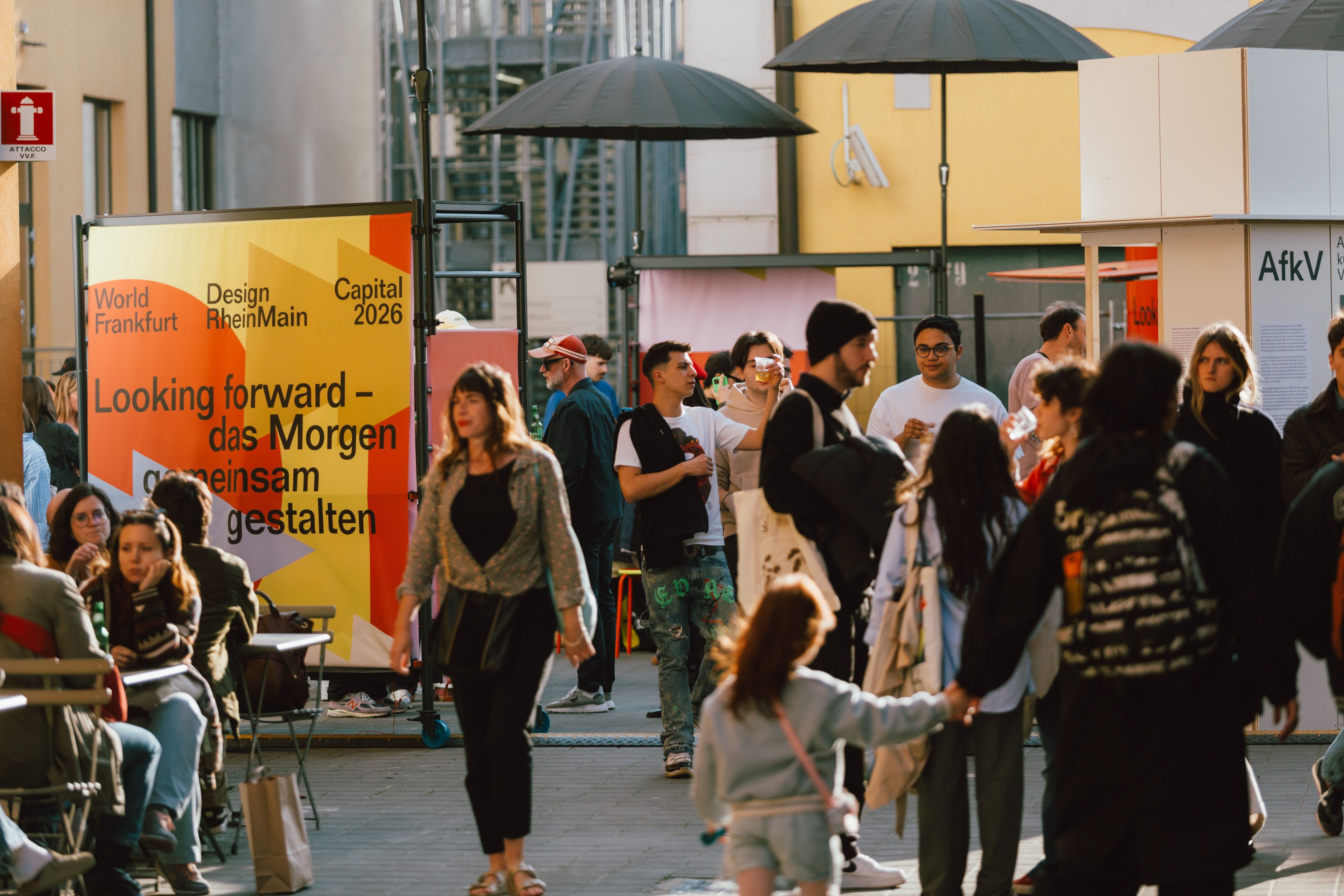 Besucher der Milan Design Week vor dem Auftritt der WDC2026