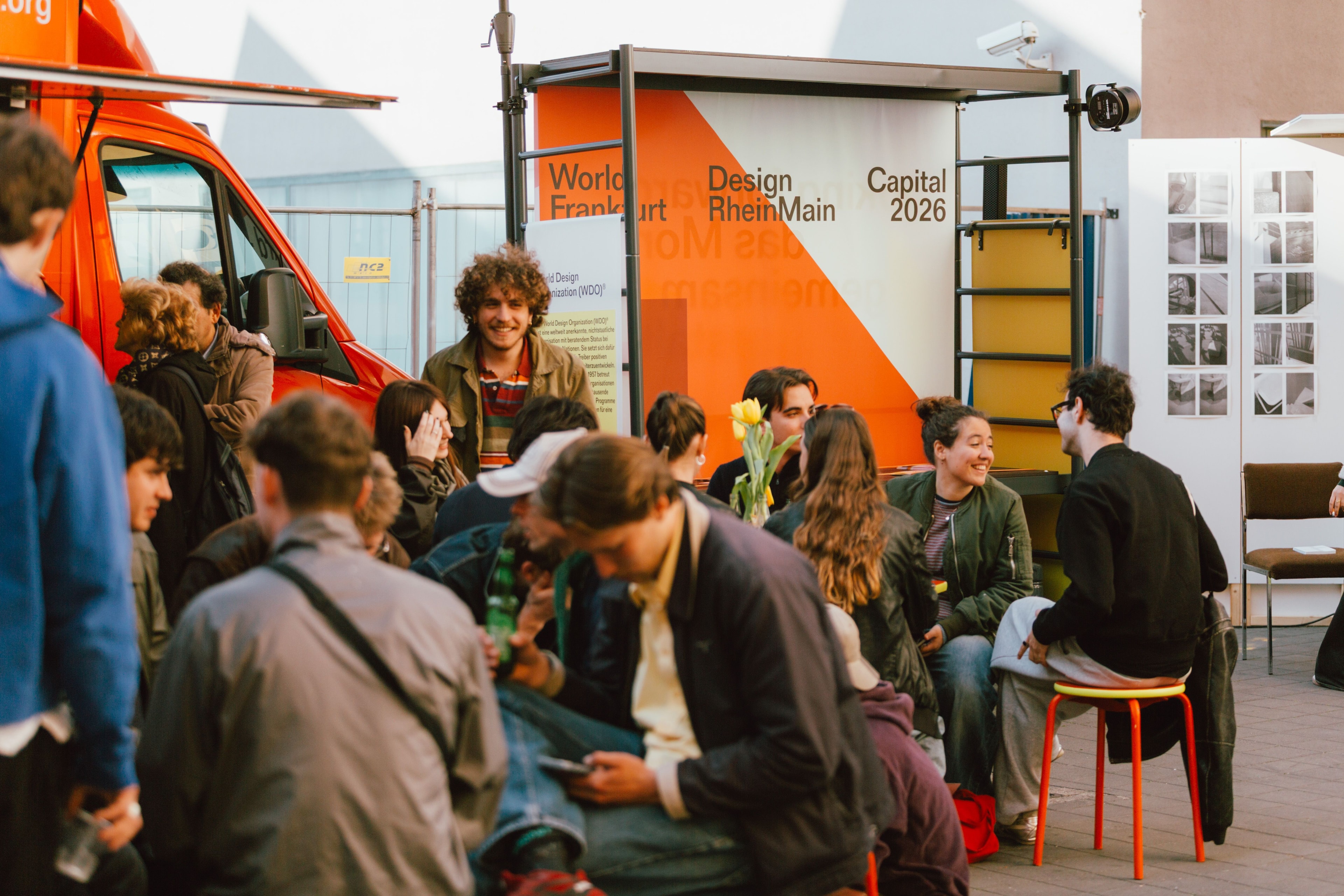 Menschen beim Aperitivo der WDC2026 auf der Milan Design Week