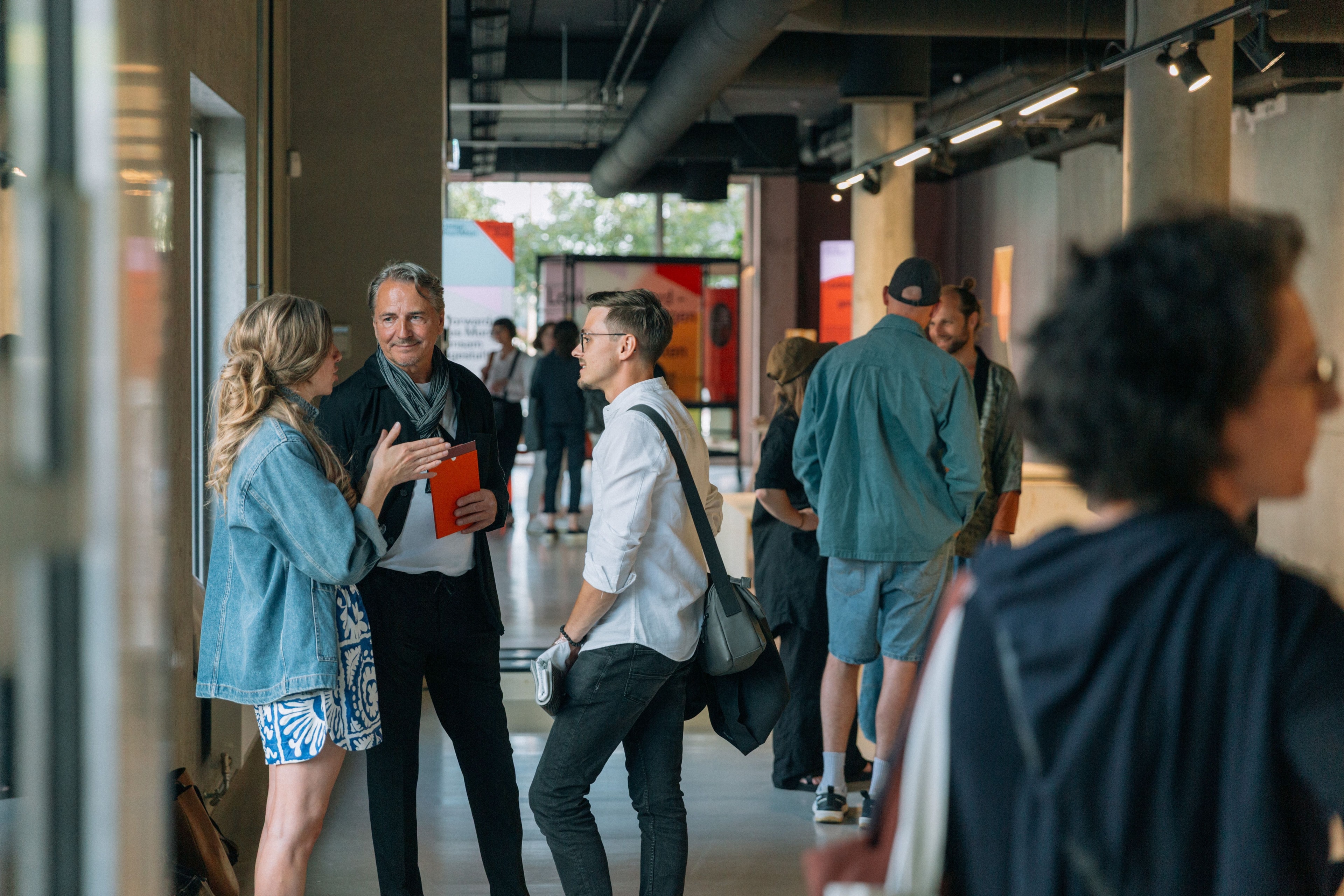 Eine Personengruppe, die sich unterhält