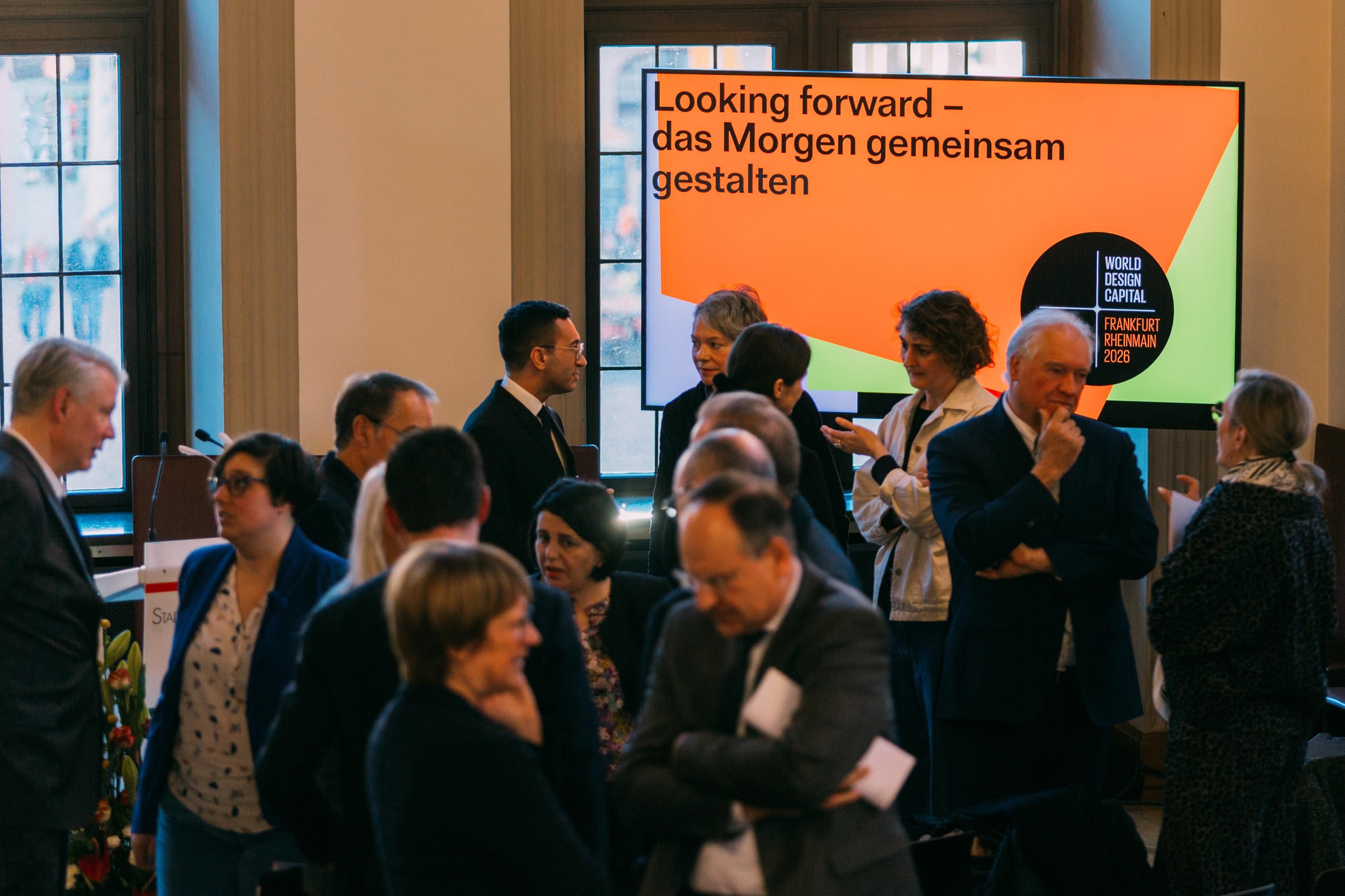 Mehrere Personen unterhalten sich miteinander in einem angenehmen Raum.