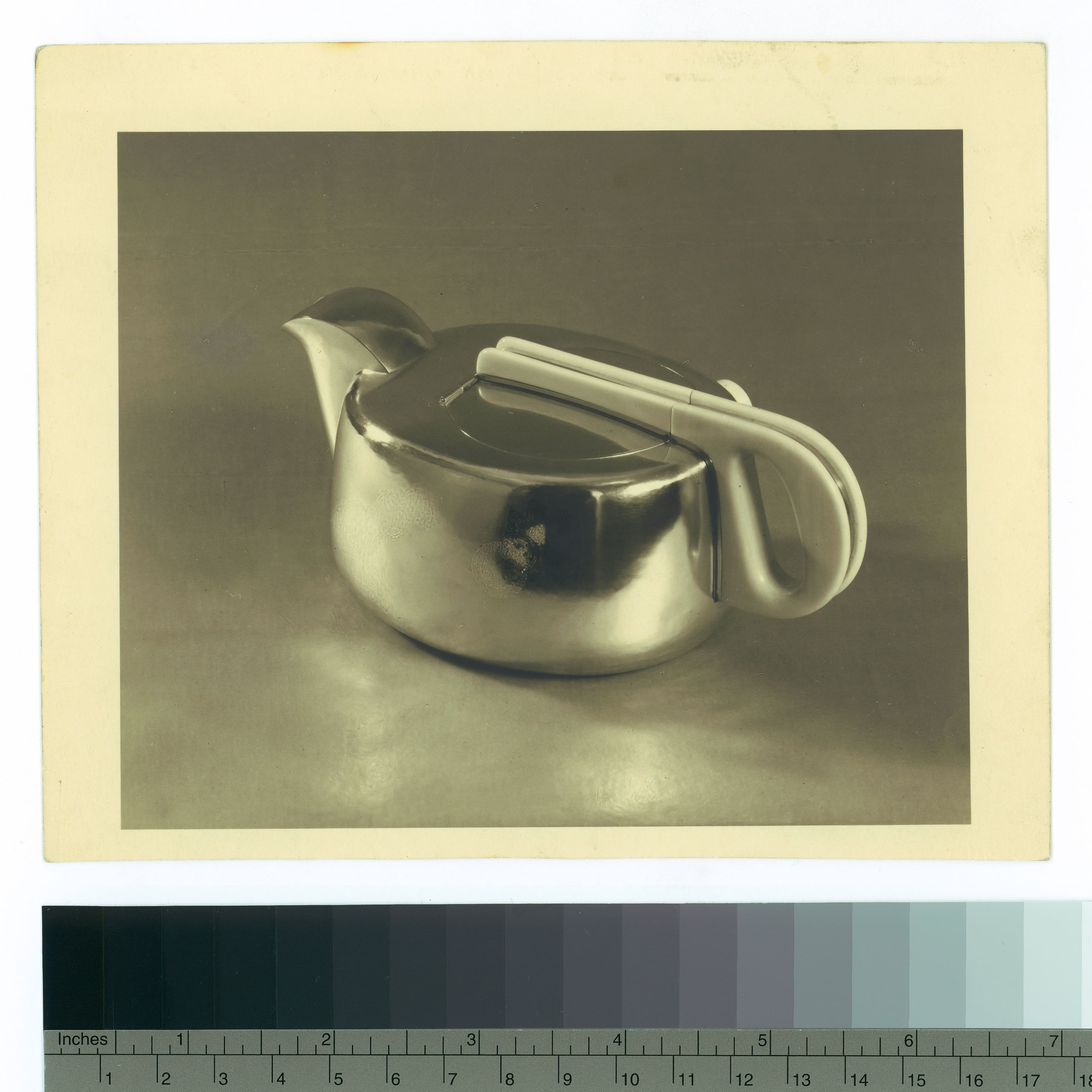 flache Kanne mit Kunststoffgriff von Christian Dell, um 1930. Bauhaus-Archiv Berlin
