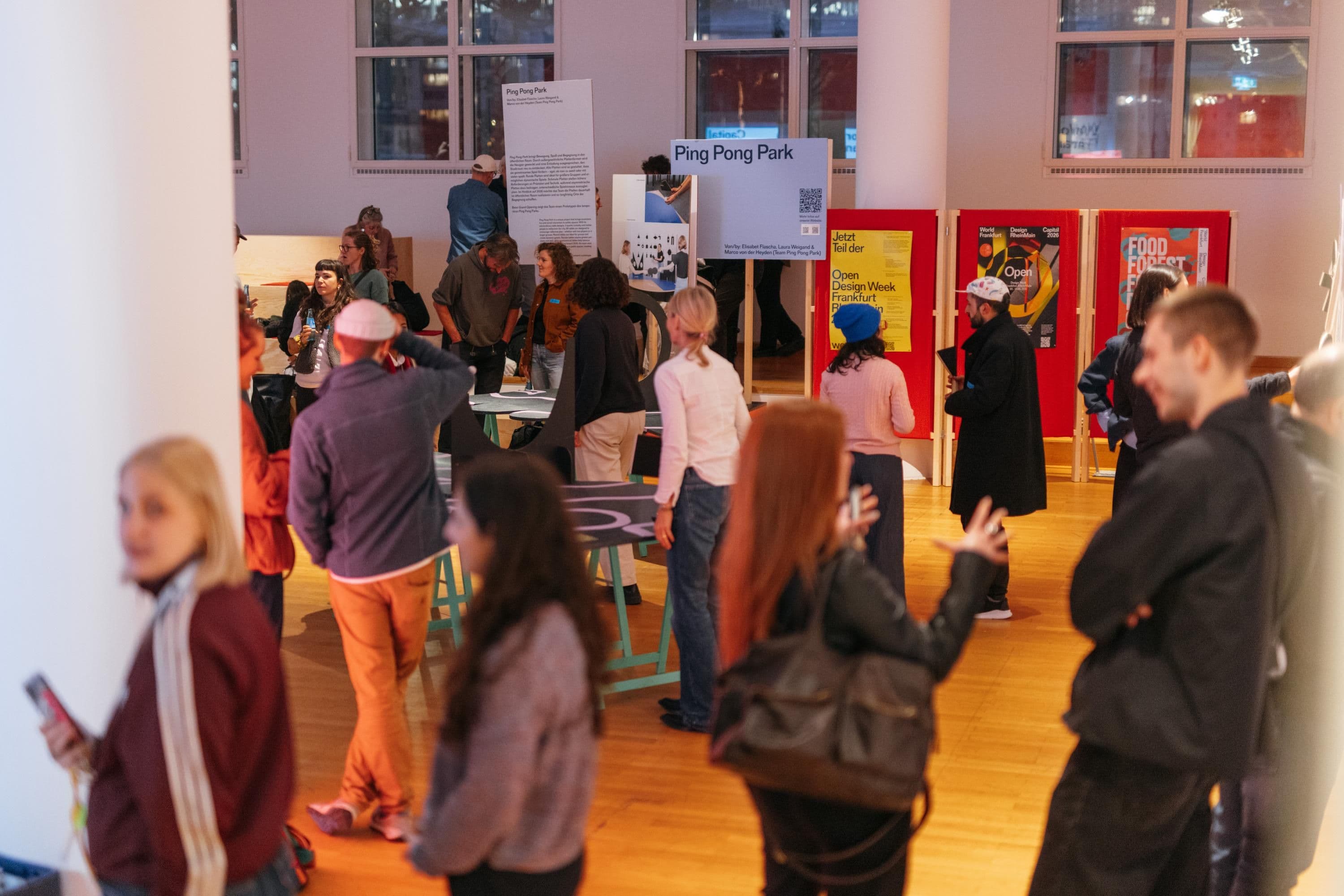 Menschen kommen im WDC Hub des Museum Angewandte Kunst zusammen