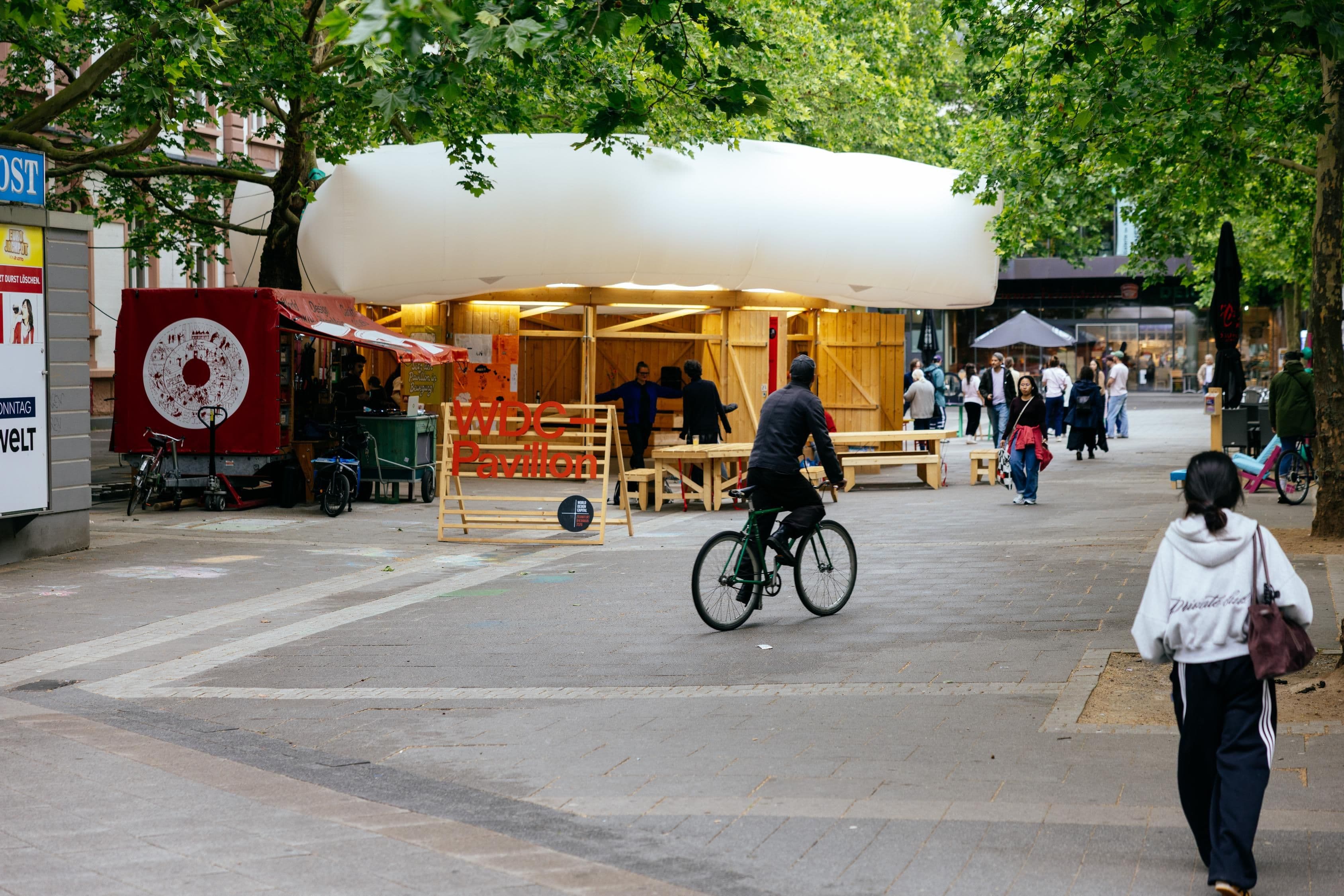 Der WDC-Pavillon in Offenbach mitten in der Stadt