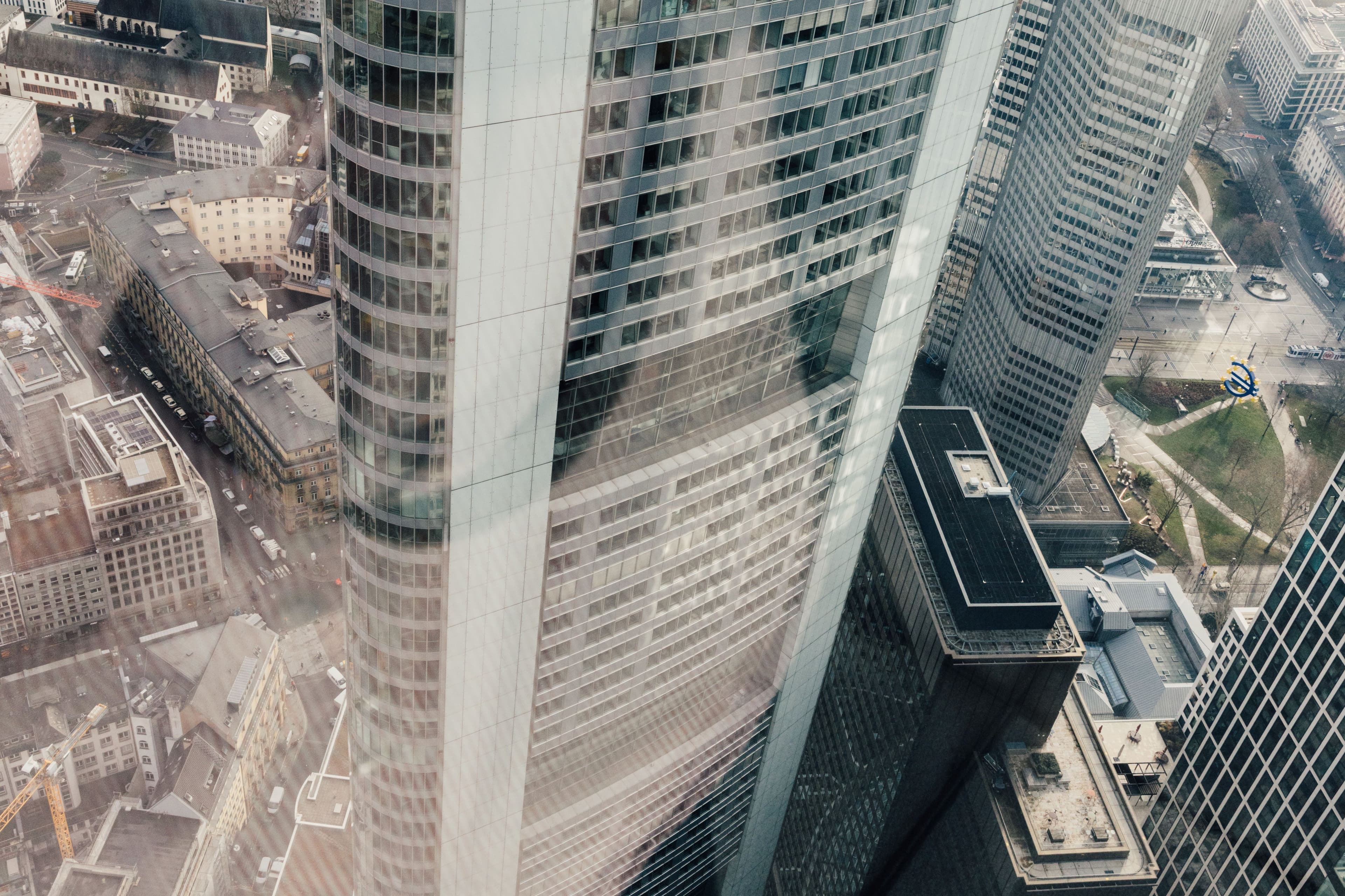 Blick von einem Hochhausturm nach unten in die Frankfurter Innenstadt
