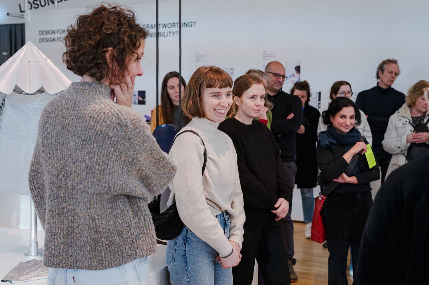 Eine Gruppe Personen, die einem Vortrag zuhören