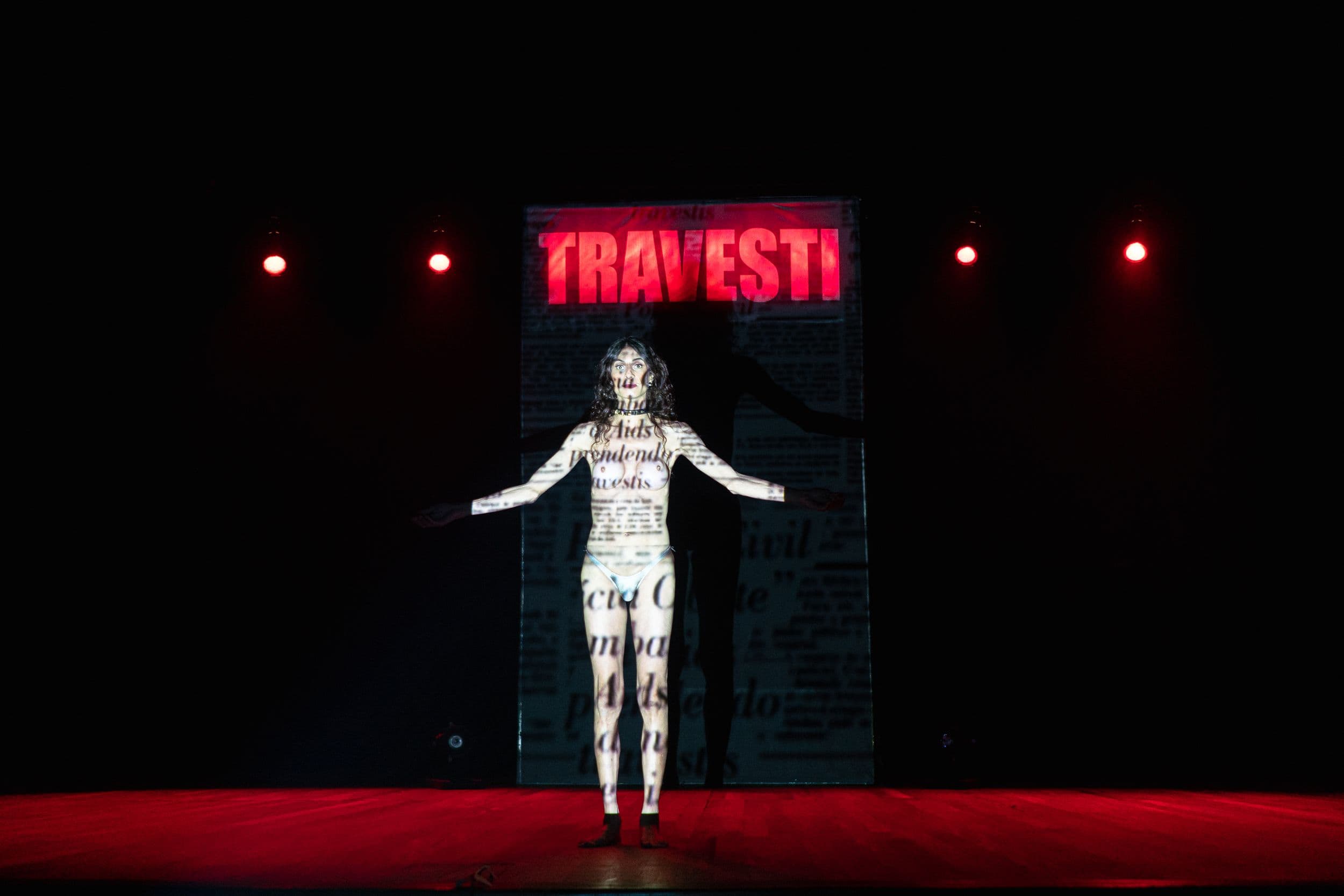 Renata Carvalho während ihrer Performance Manifesto Transpofágico