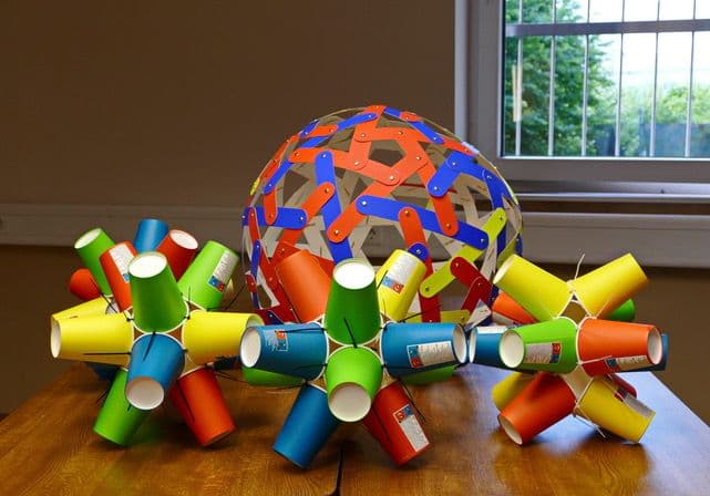 Eine bunte Skluptur gebaut aus Pappbechern