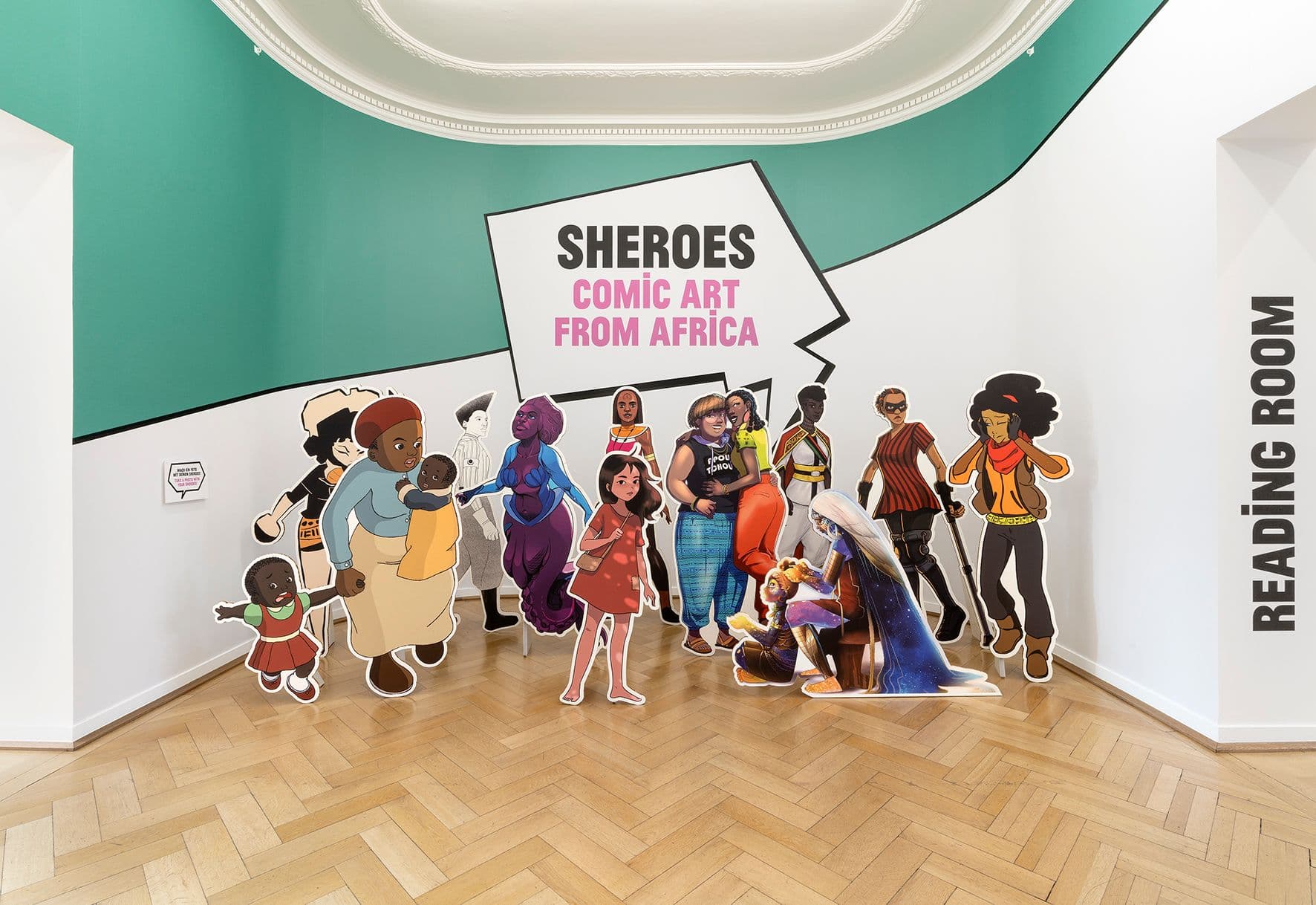 Pappaufsteller weisen auf die Ausstellung "Sheroes - Comic Art from Africa" hin