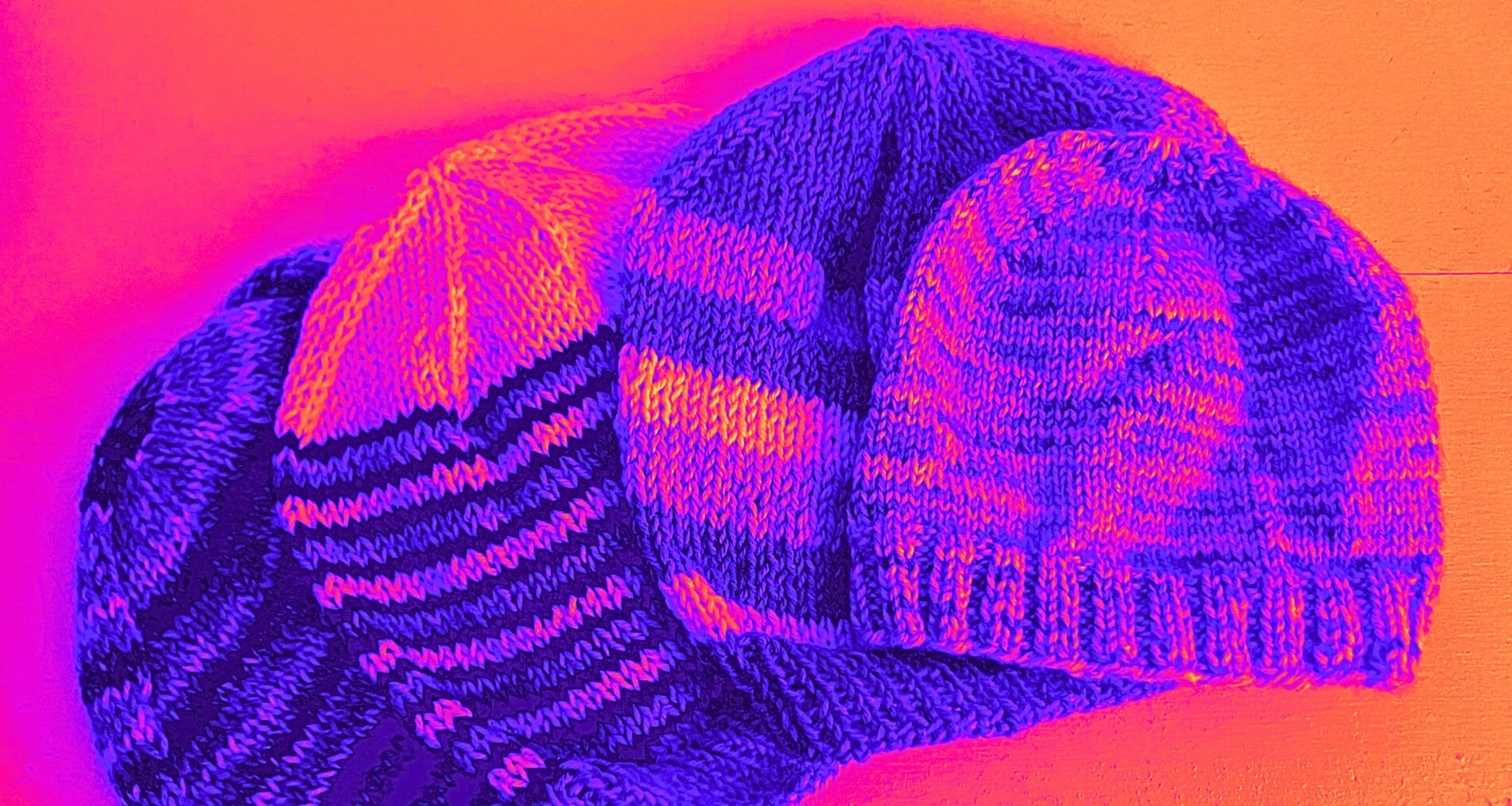 Verschiedene wollene Mützen liegen aufeinander