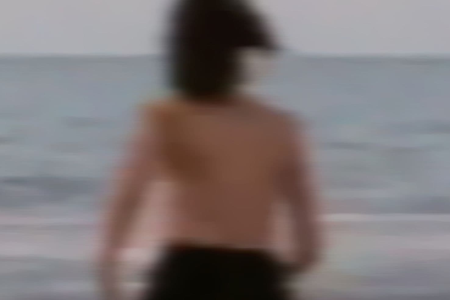 Filmstill eine Frau die an einem Strand rennt