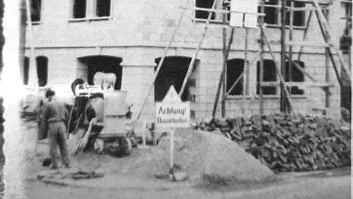 schwarz-weiß Bild vom Rathausbau in Brachttal