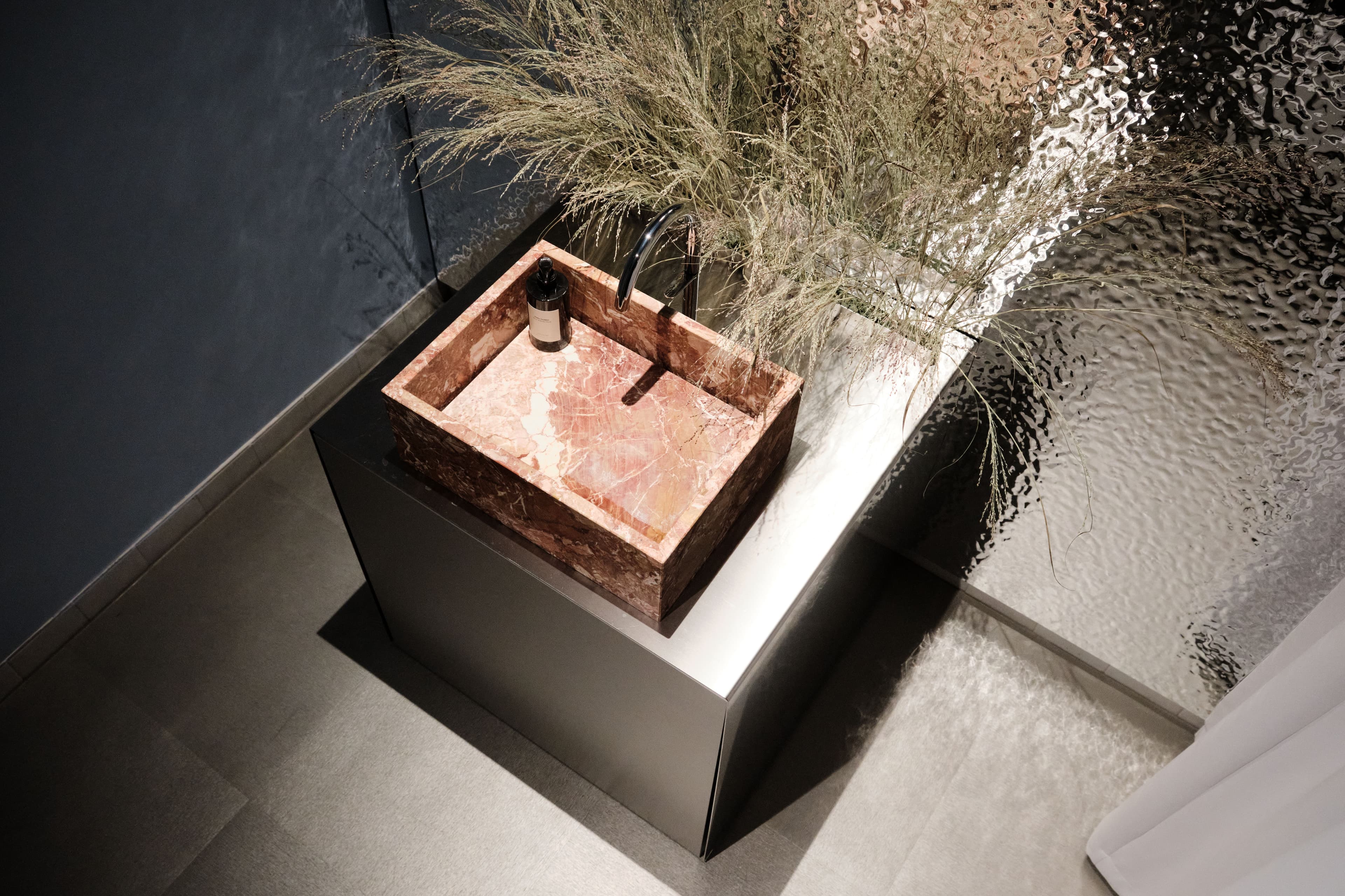 Blick auf ein modernes Waschbecken