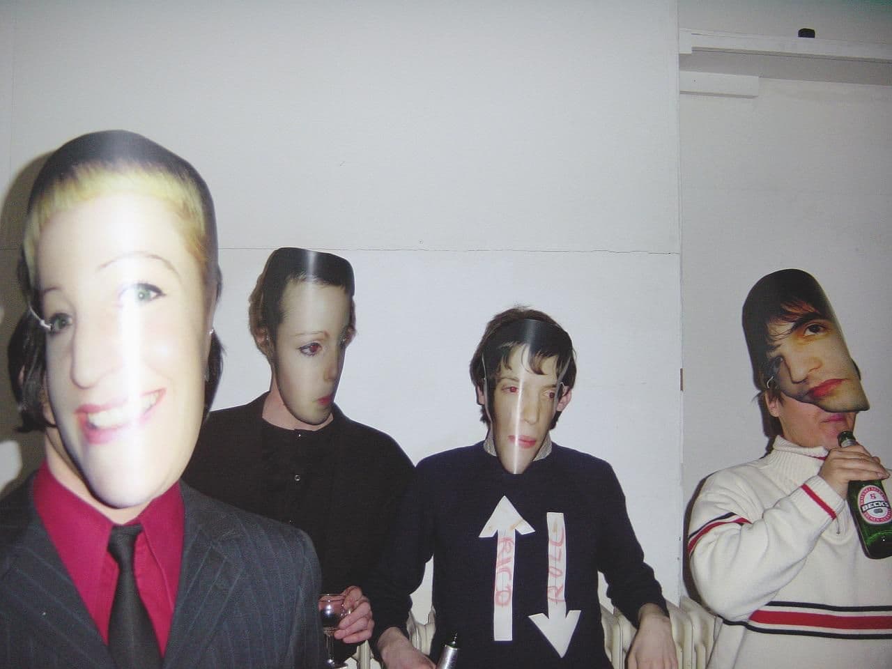 Vier Personen mit Masken