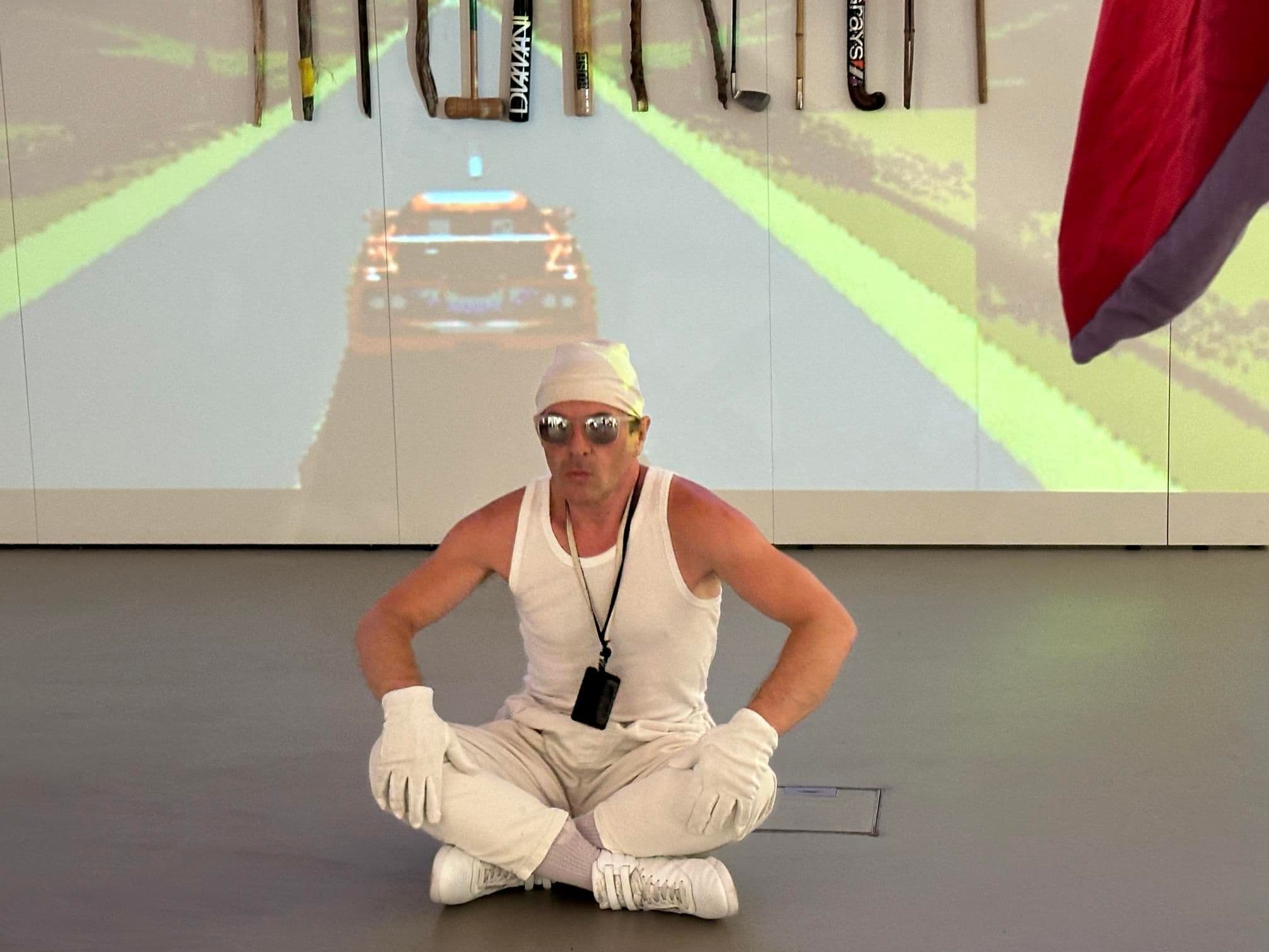 Rushy Diamond sitzt vor einer Projektion