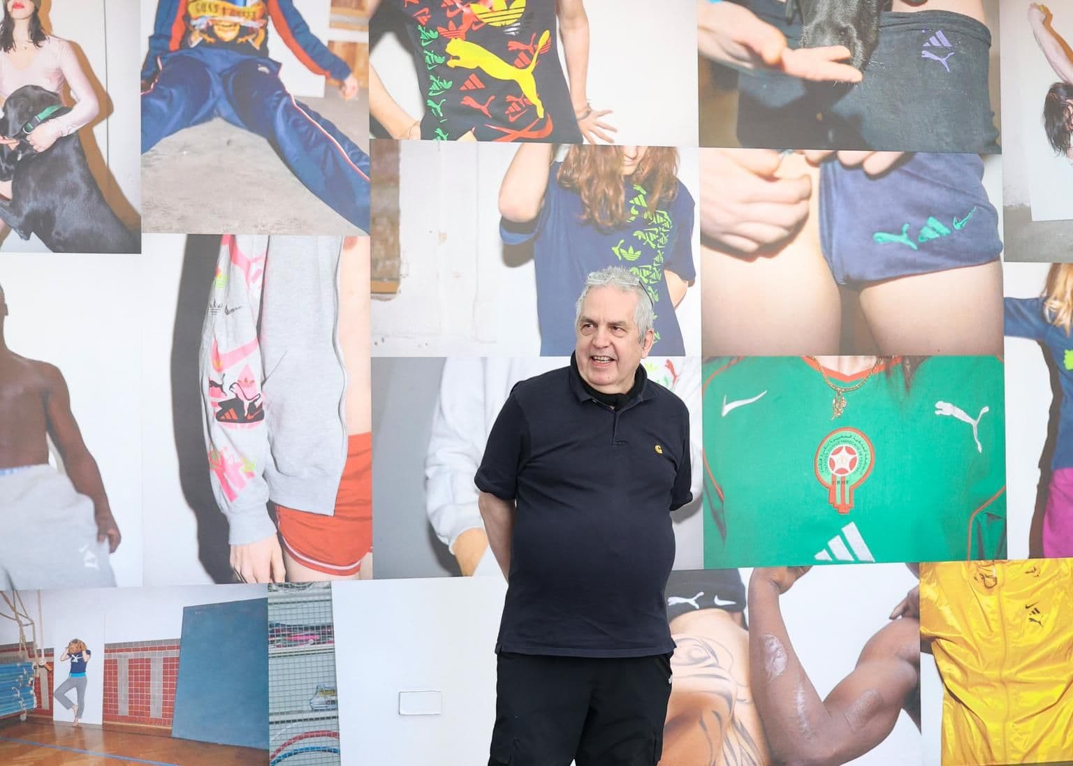 Heiner Blum vor einer Fotowand