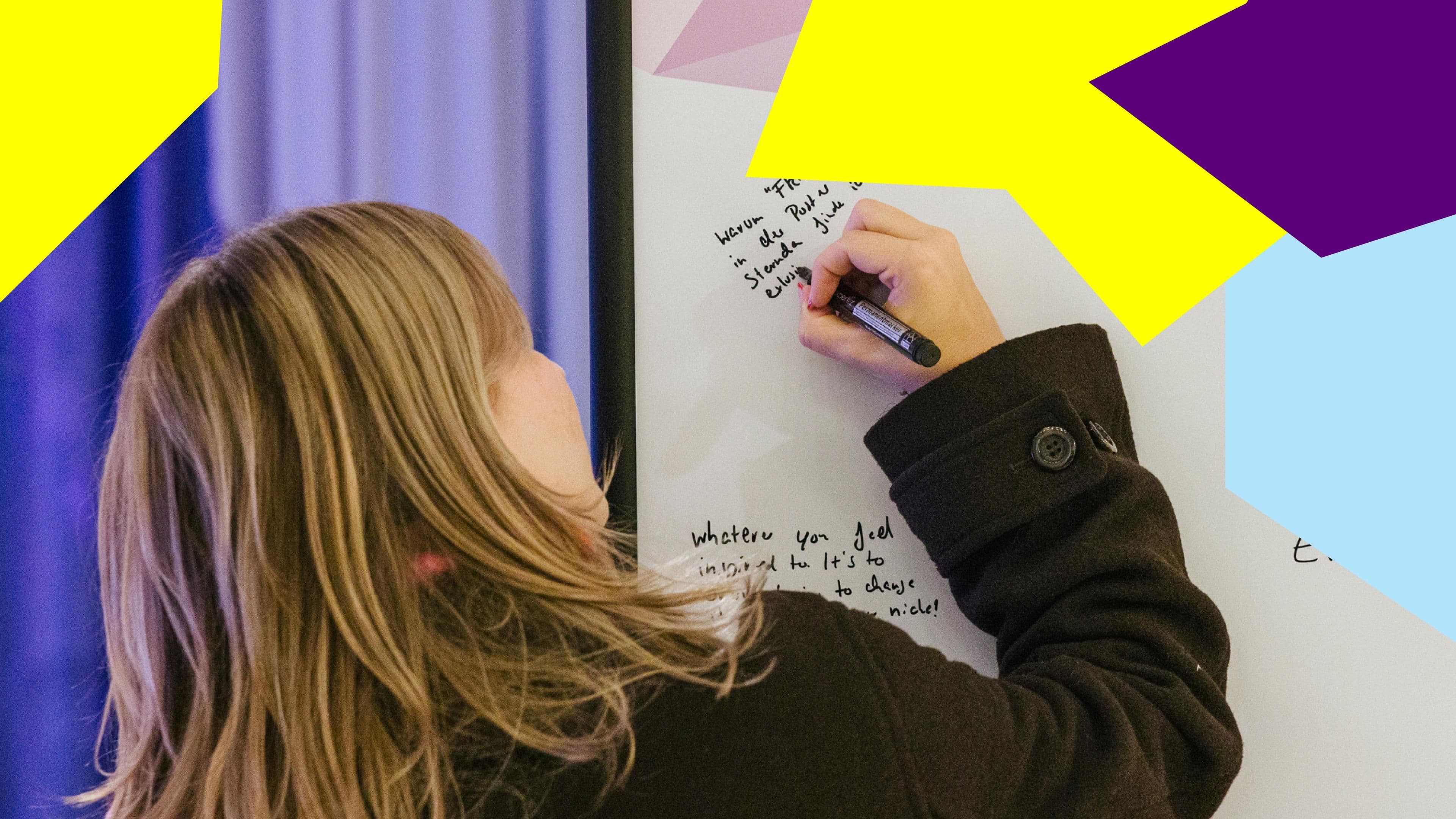 Eine Frau schreibt etwas auf eine Flipchart