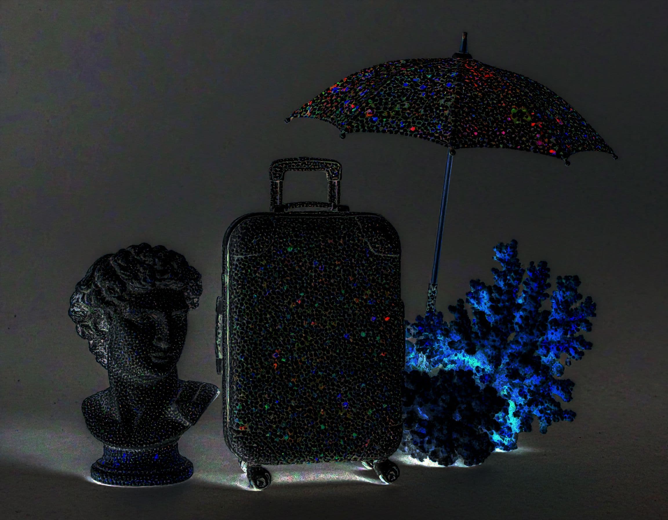 Ein KI generiertes Bild zeigt eine Büste, einen Rollkoffer und einen Regenschirm