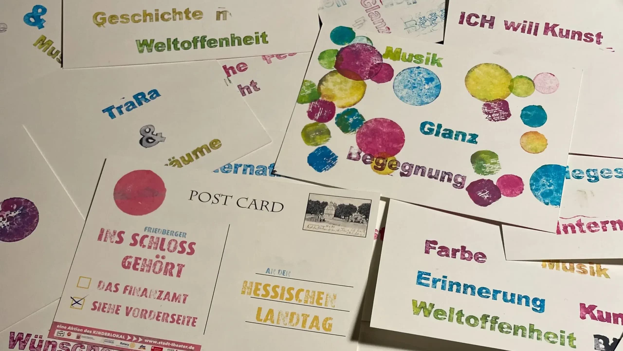 Mehrere Papierzettel mit aufgedruckten Stempelmustern