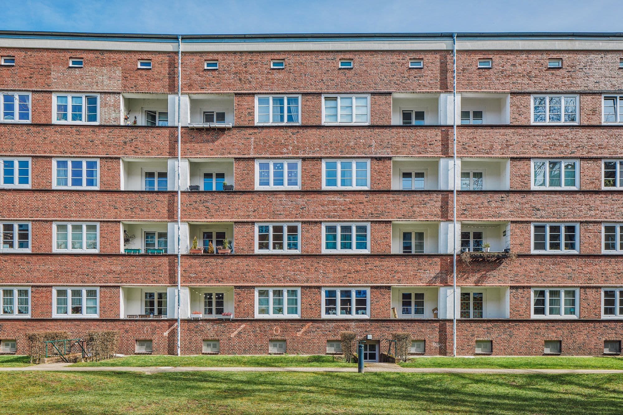 Ansicht einer rot geklinkerten Hausfassade