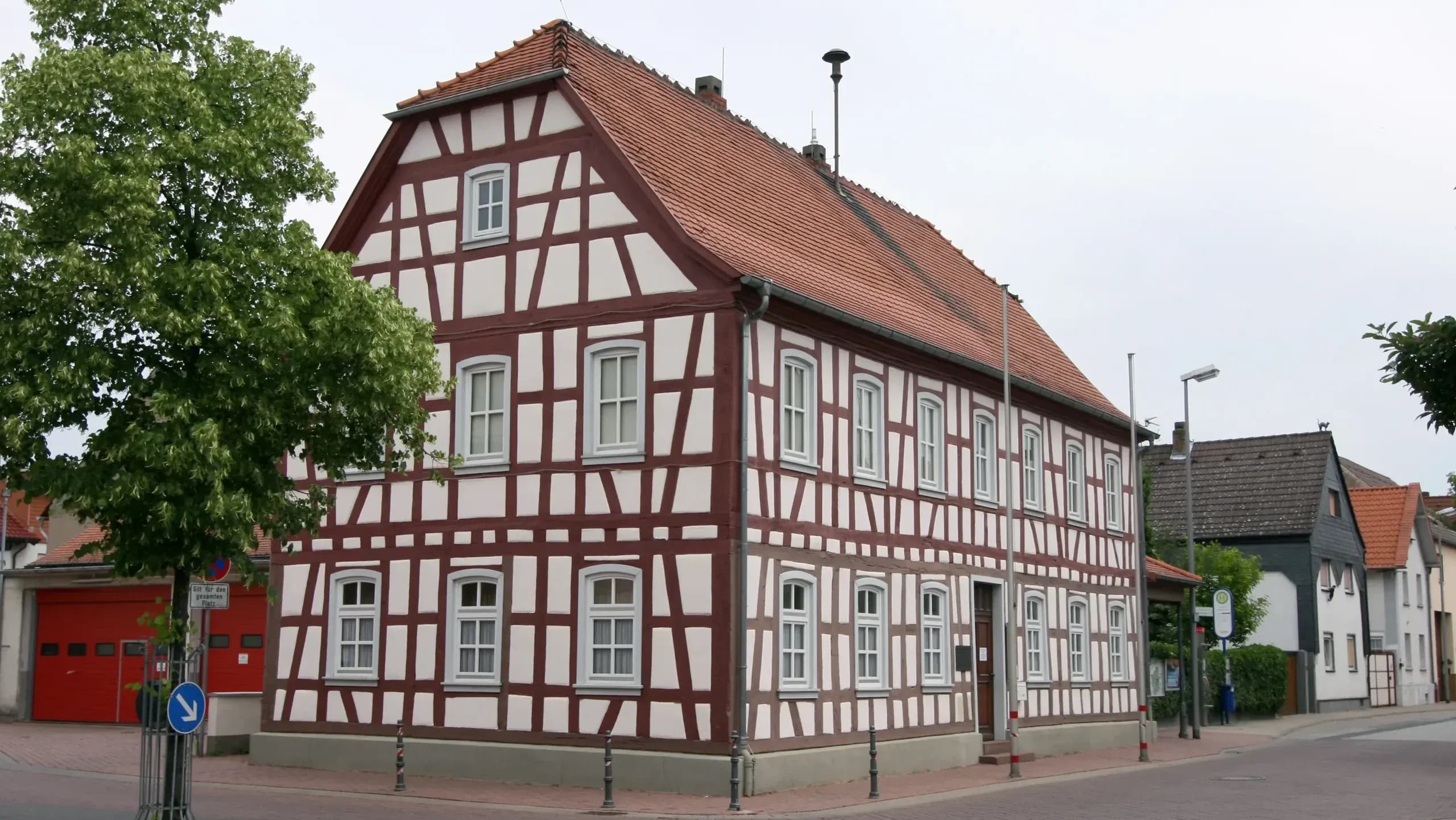Fotografie der Fassade des alten Rathauses im Stadtteil Worfelden