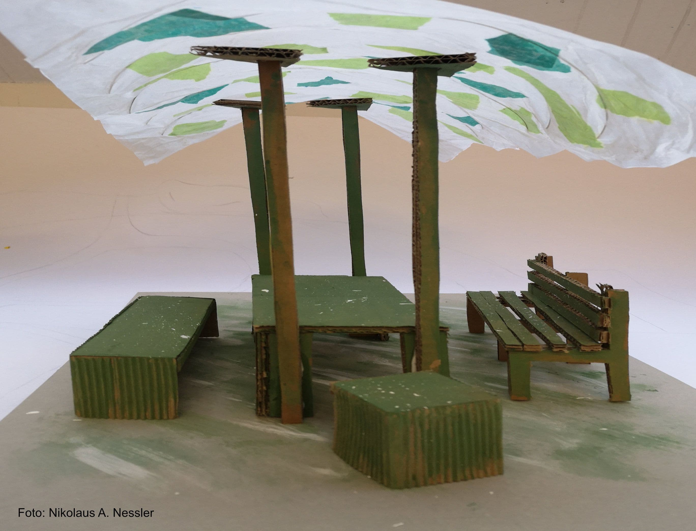 Ein Modell einer überdachten Sitzgruppe