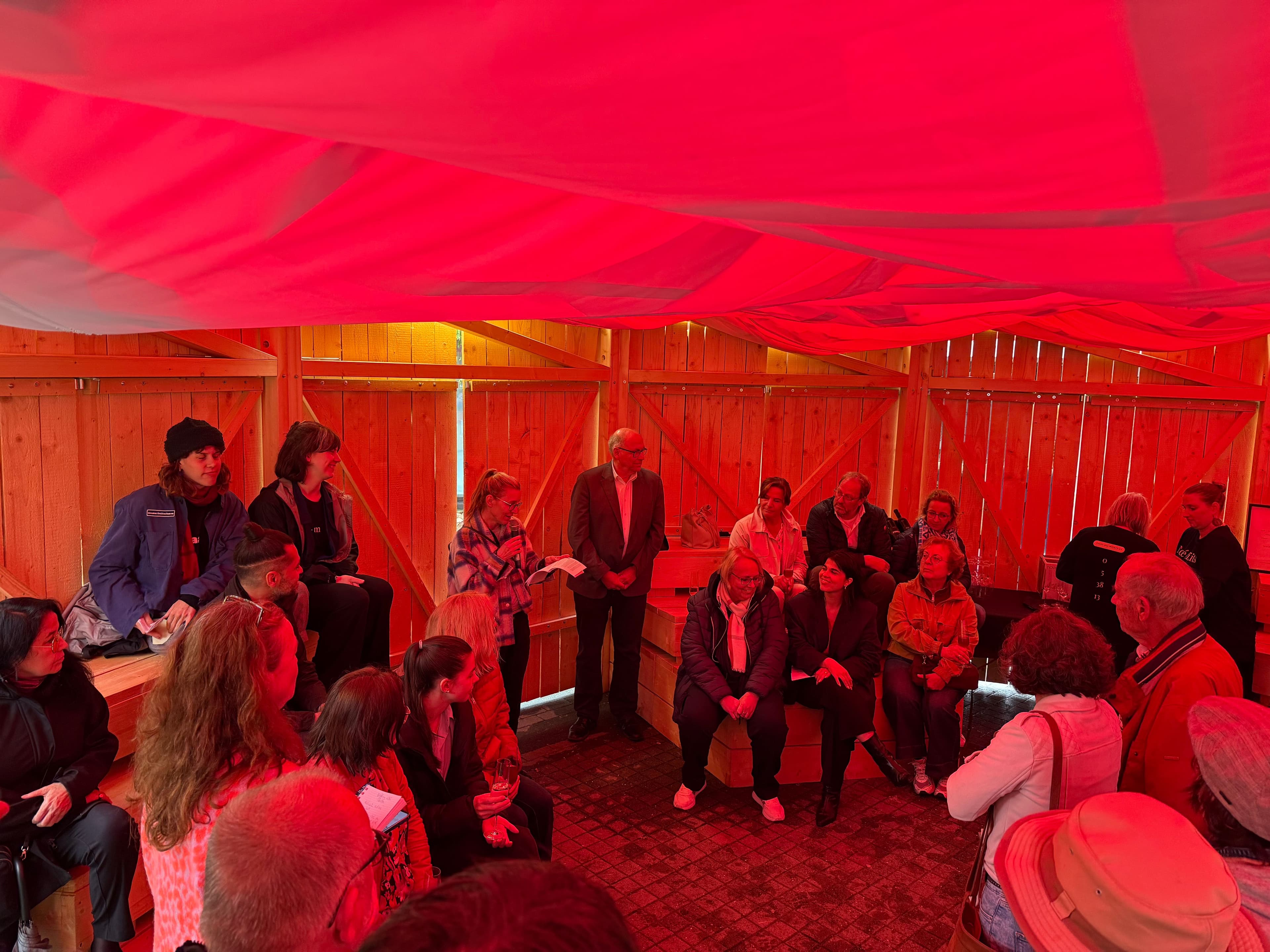Menschen im Pavillon rot beleuchtet