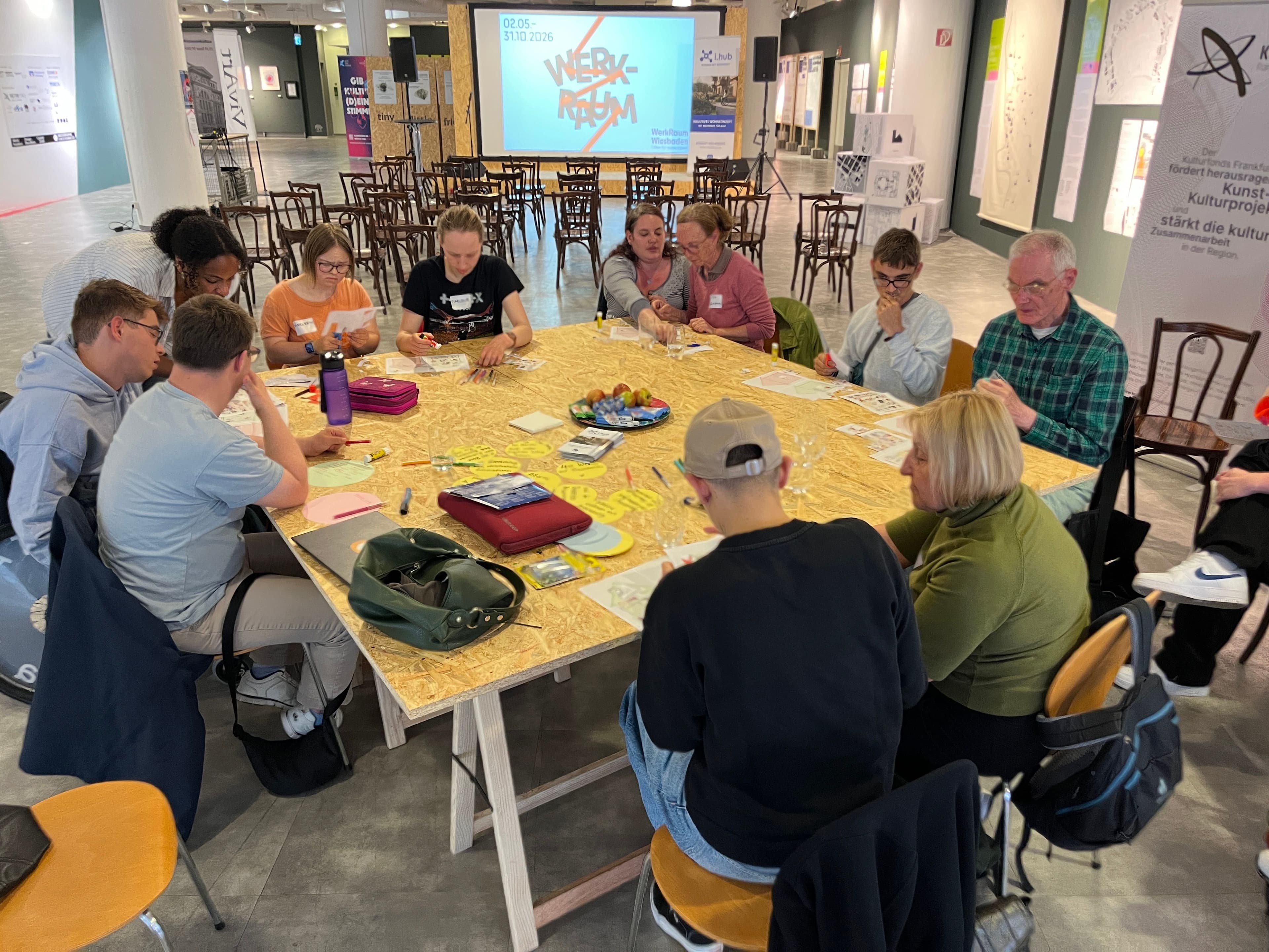 Eine Gruppe Personen an einem Workshoptisch