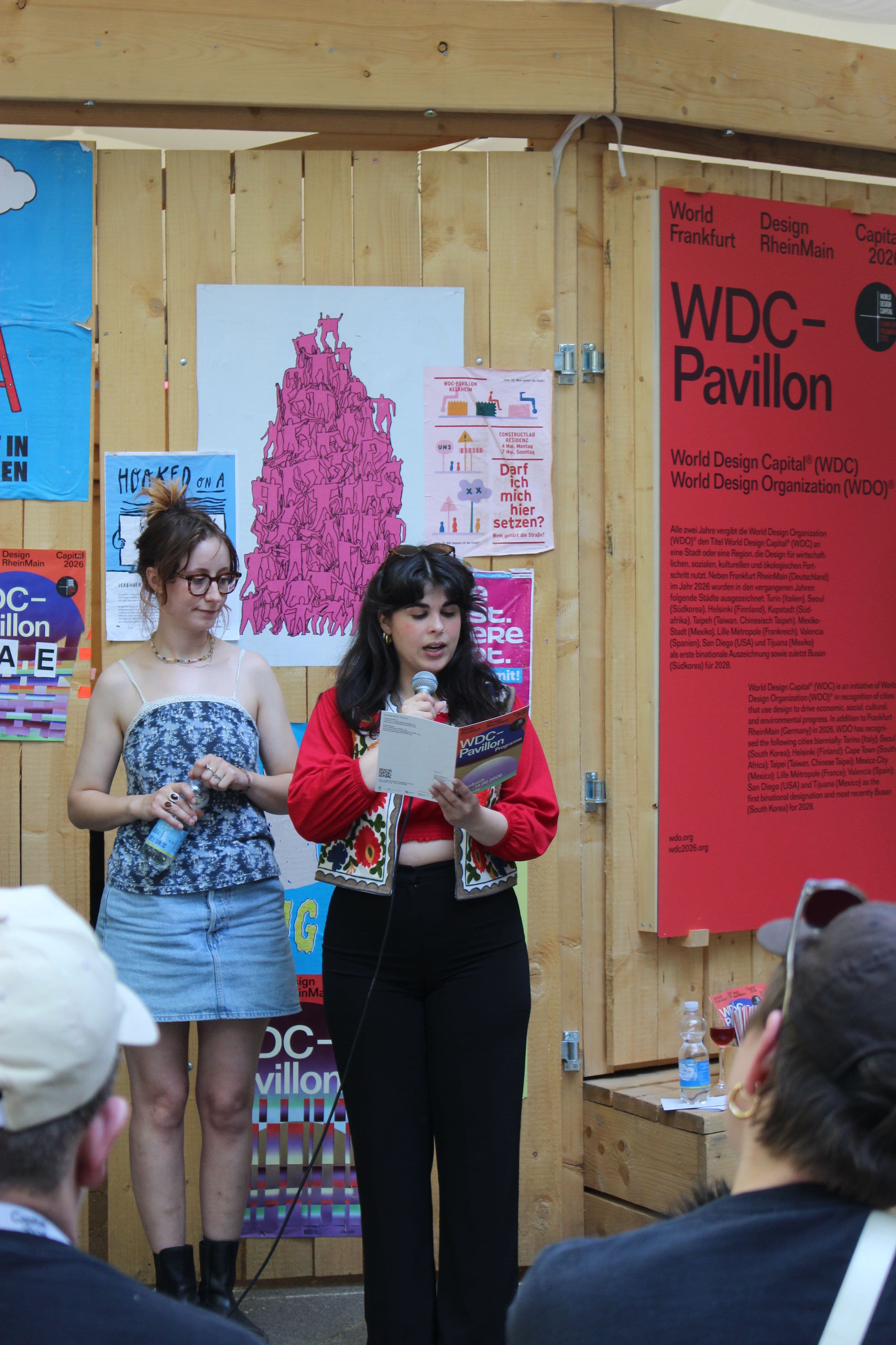 Personen die eine Rede halten im Pavillon