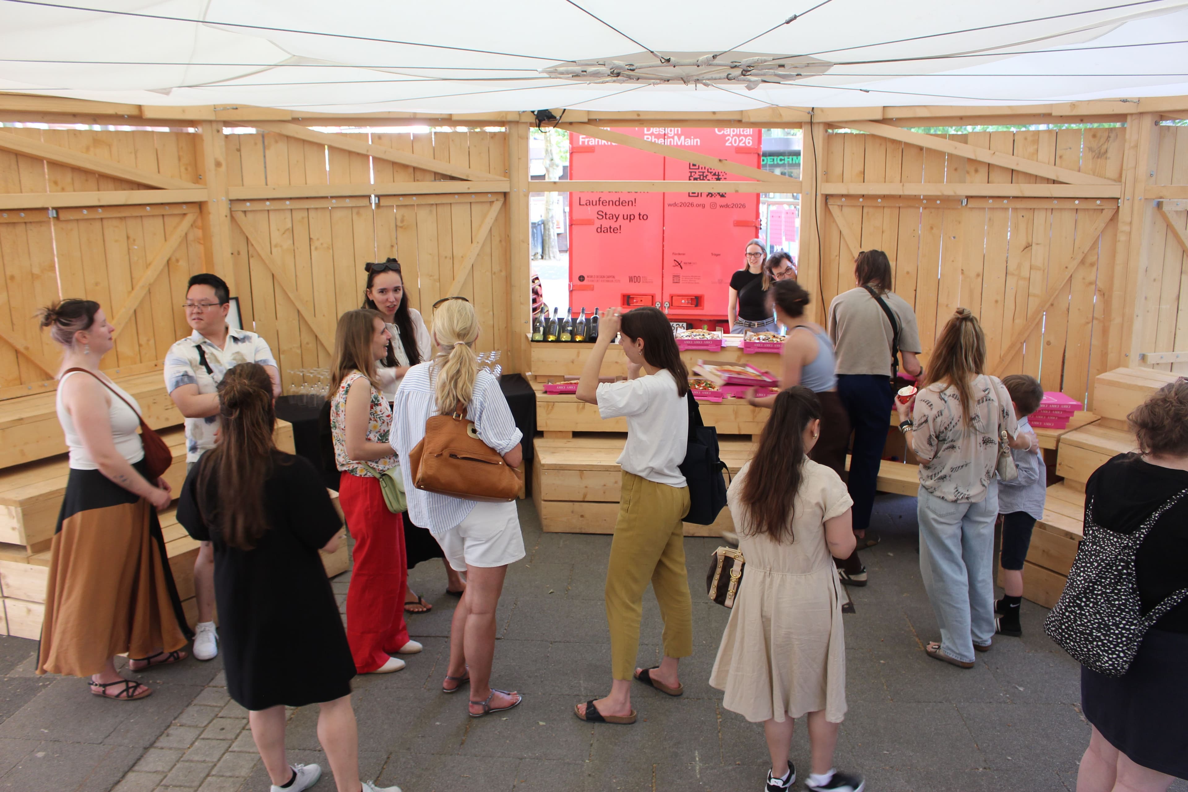 Menschen im Pavillon