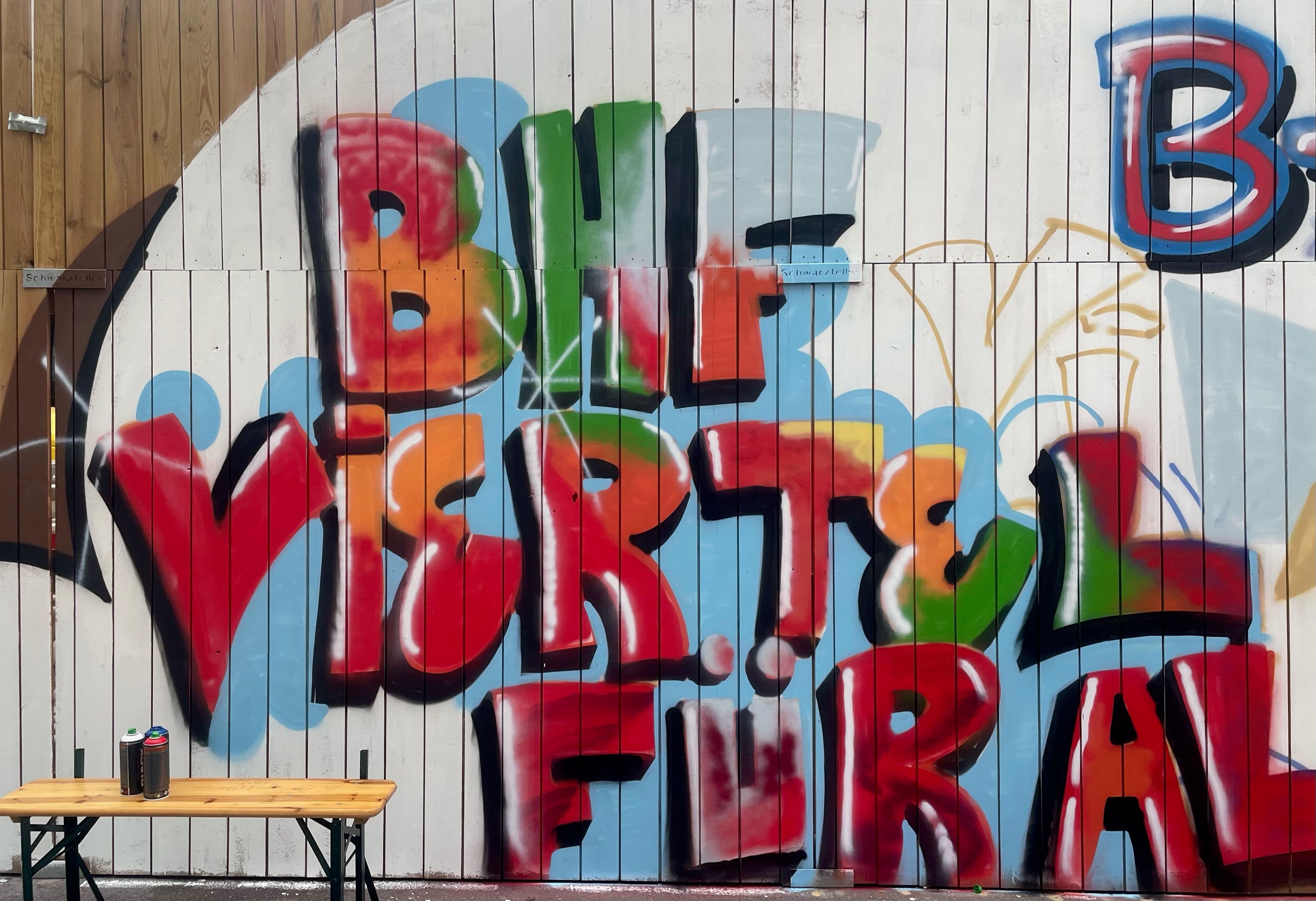 Ein Graffitischriftzug zeigt "Bahnhofsviertel für Alle"