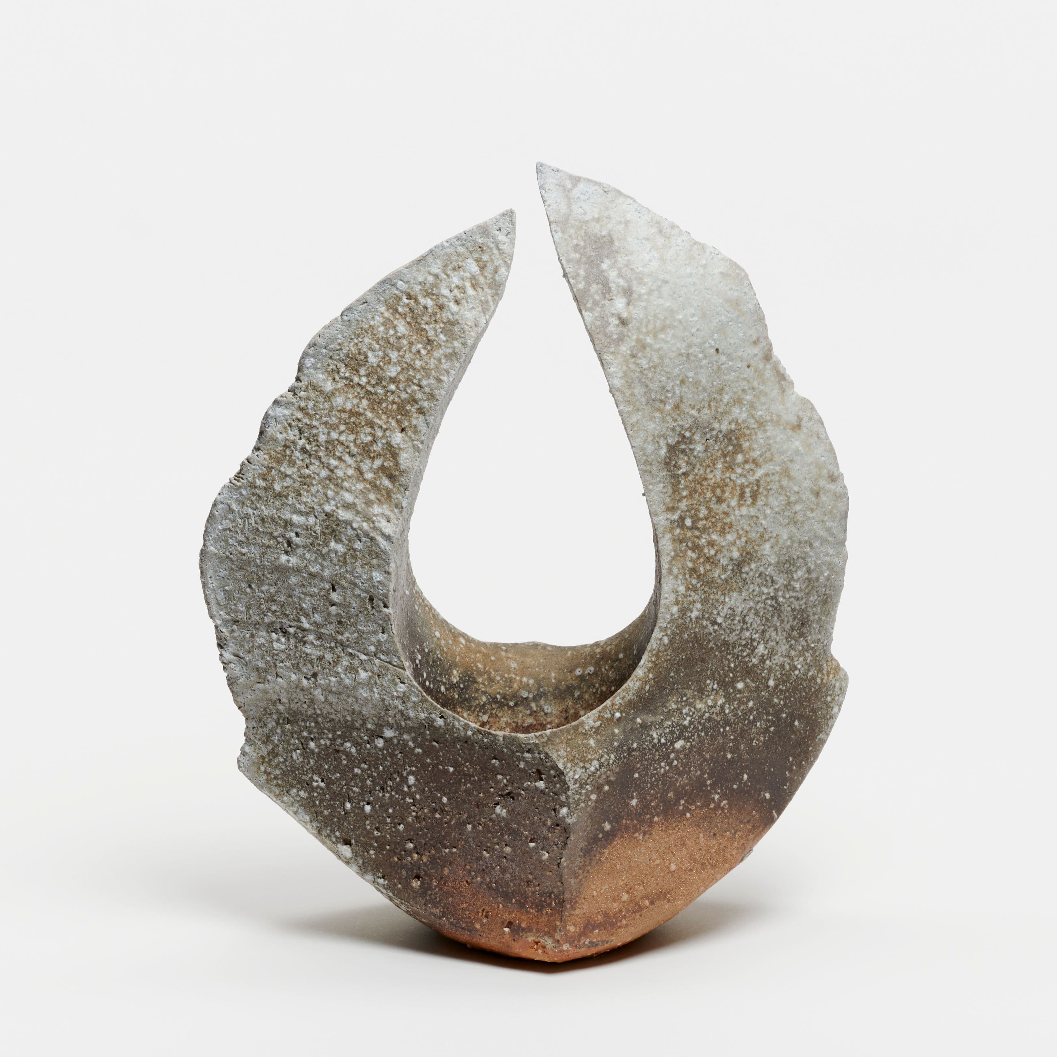 Yasuhisa Kohyama (*1936), Homura (Flamme), Steinzeug, Anagama-Brand, 2018, 33 x 21 x 15 cm Foto: Japan Art, Frankfurt