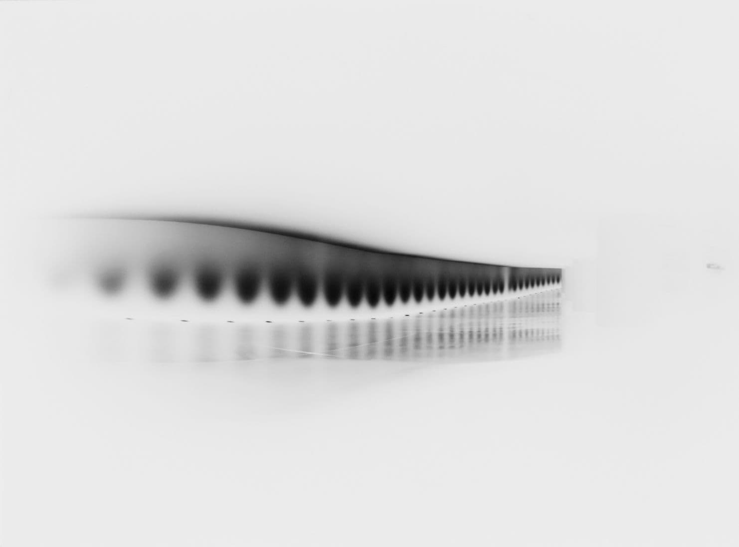 Eine abstrakte Fotografie in Schwarz-Weiss zeigt eine Art Band