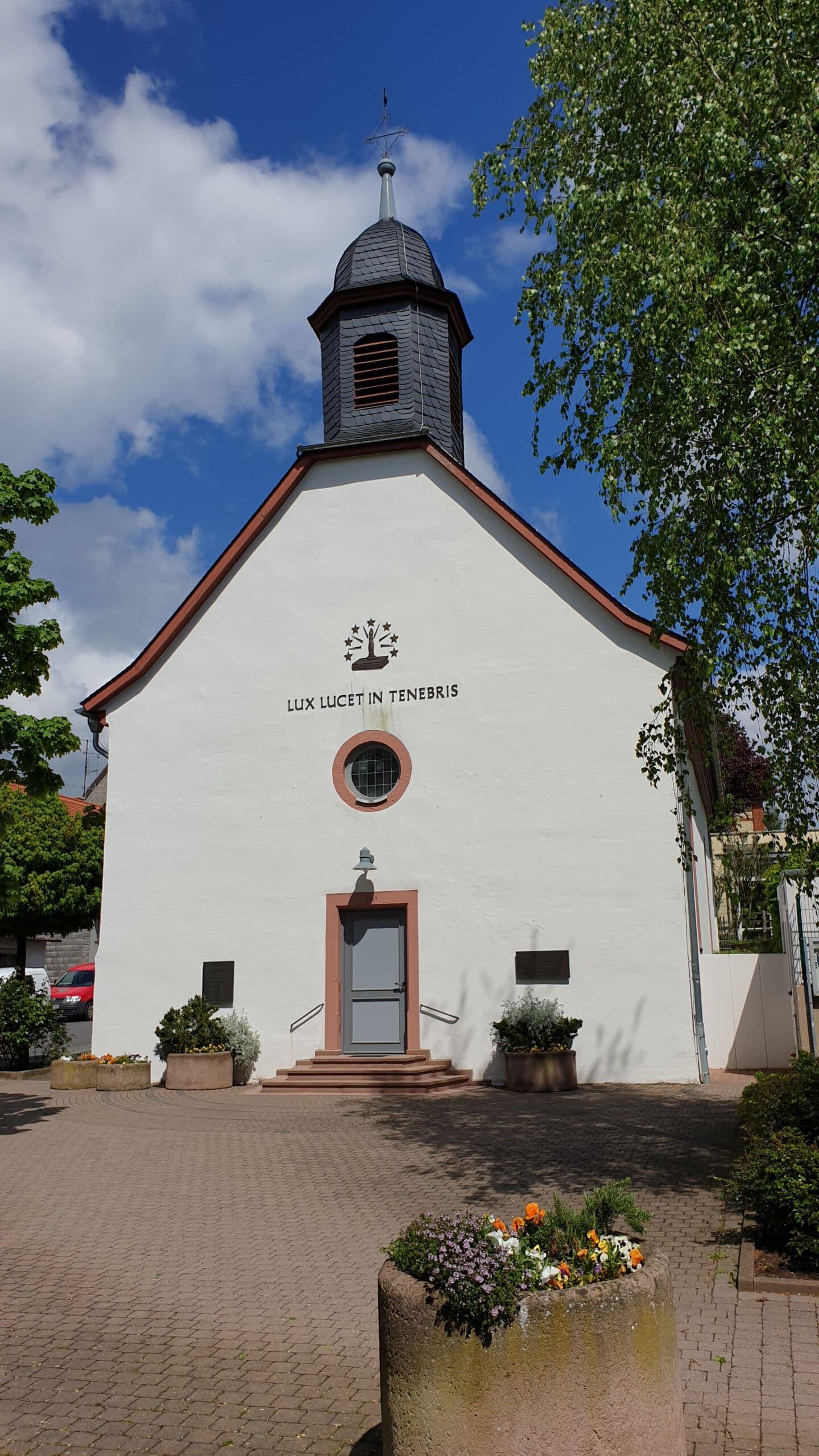 Bild der Außenfassade der Ev. Waldenserkirche Rohrbach