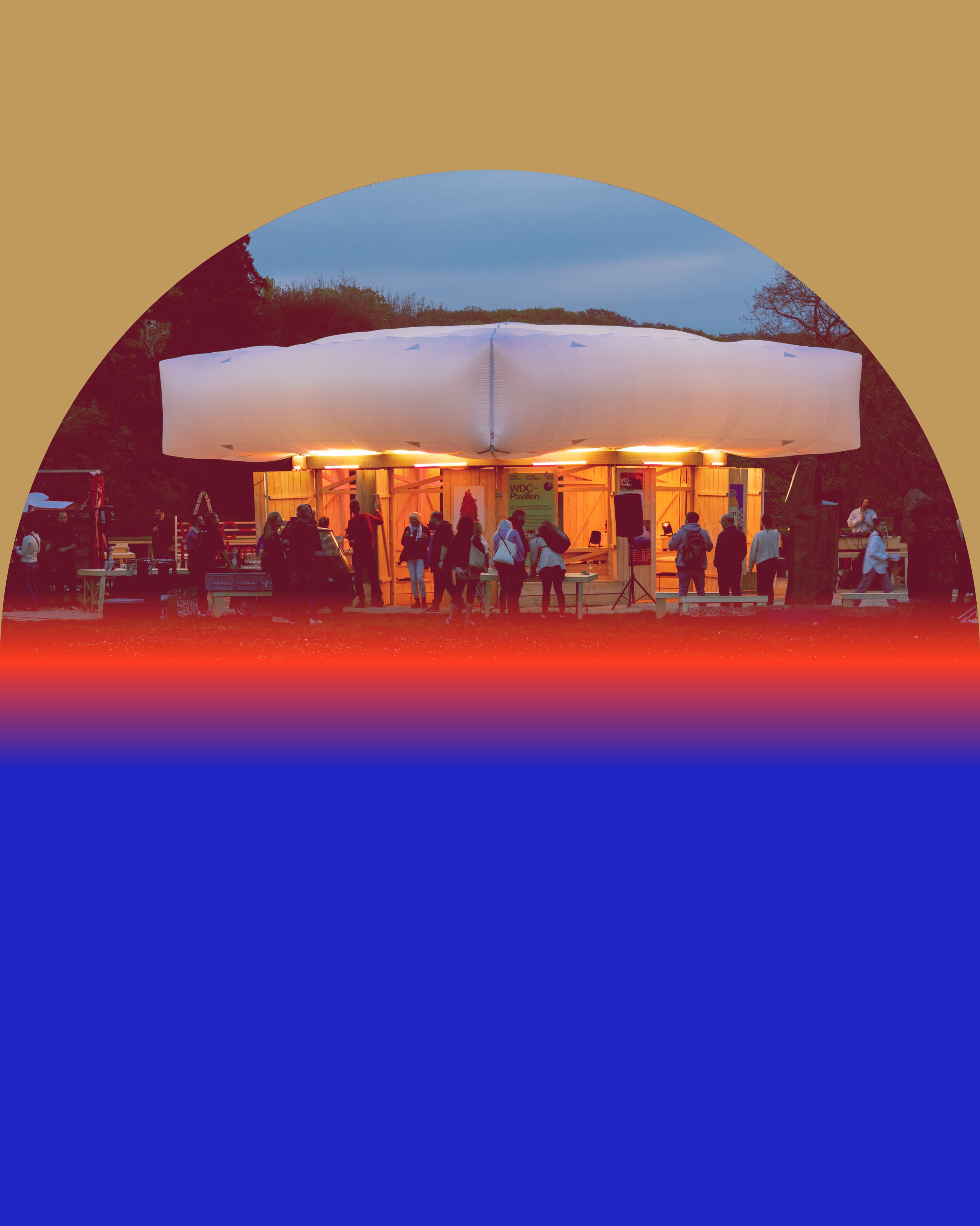 Der beleuchtete WDC-Pavillon bei Nacht