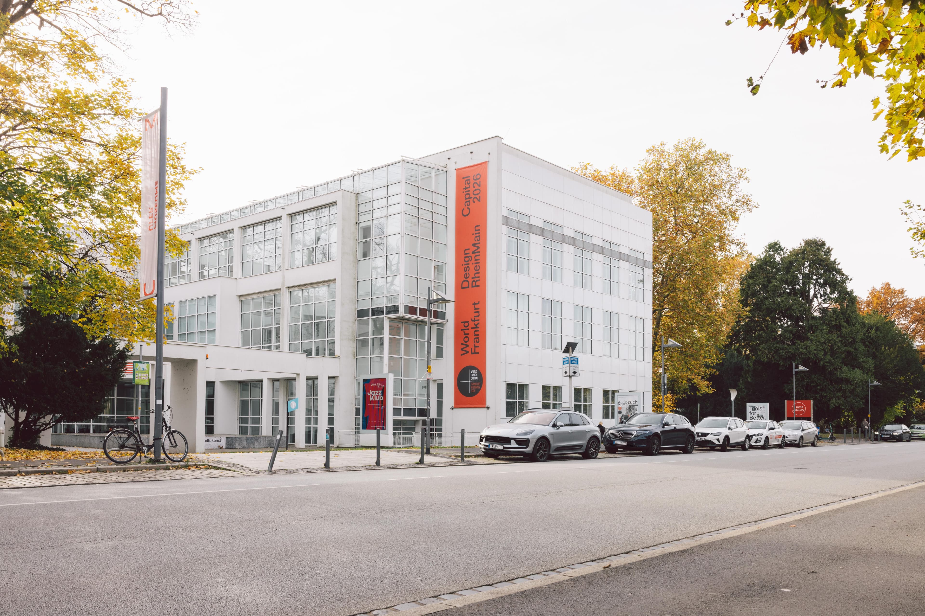 Ein Museum am Straßenrand fotografiert