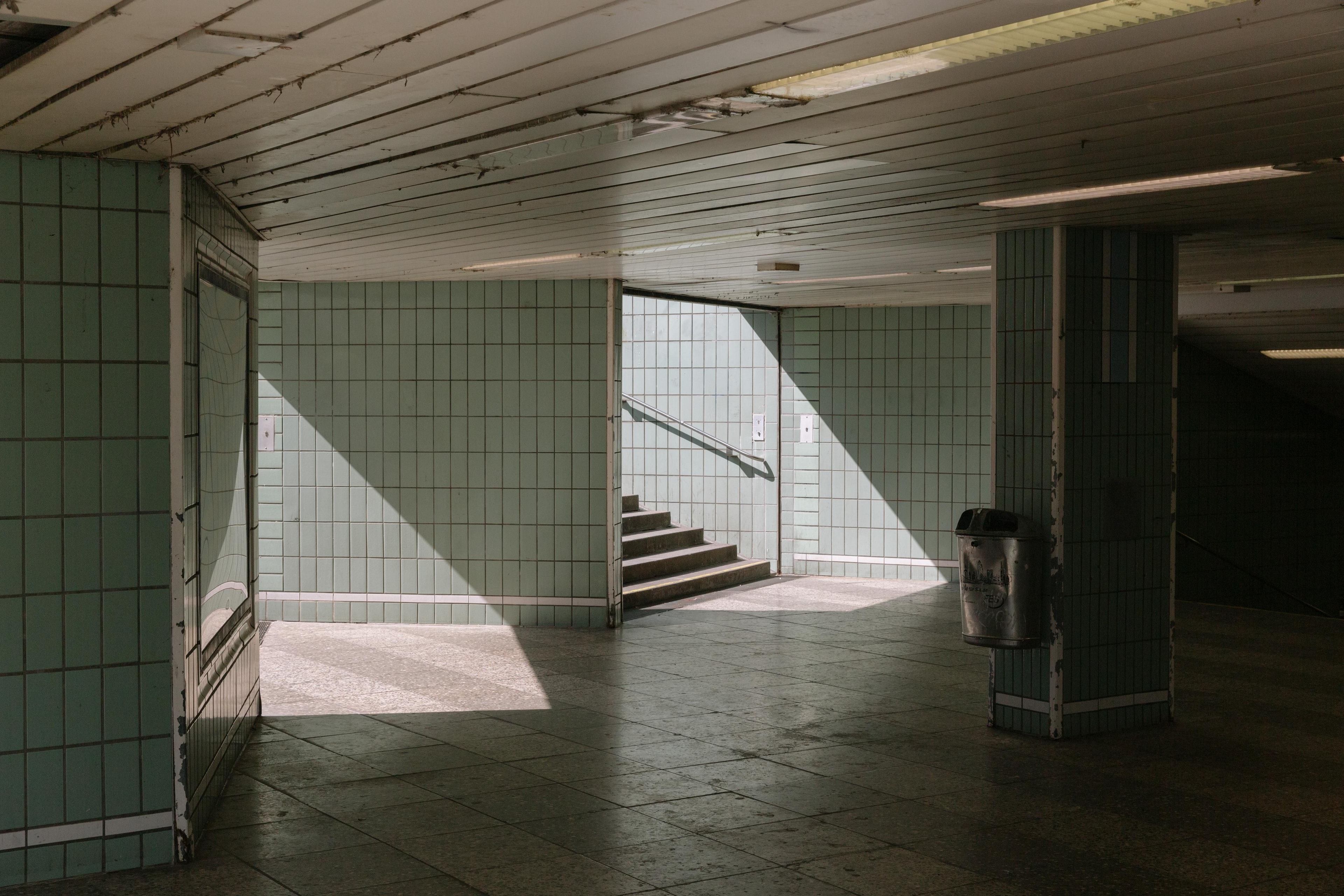 Die B-Ebene der U-Bahnstation Hauptwache mit zwei Treppen.