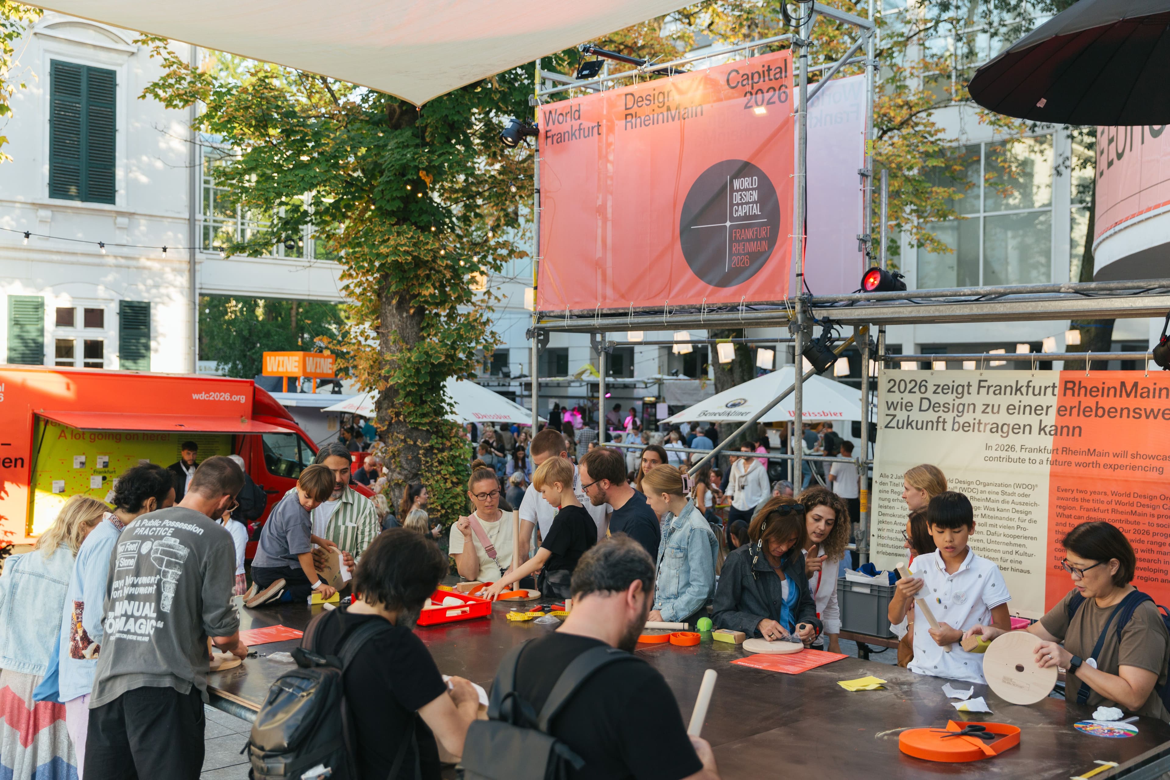 Menschen bei einem Workshop auf dem El Barrio Festival