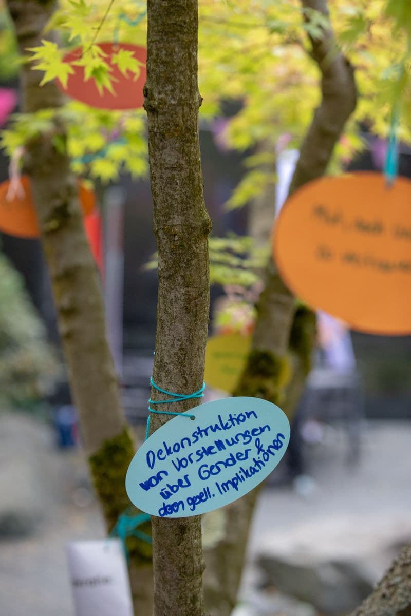 Ein Baum mit einem Zettel dran
