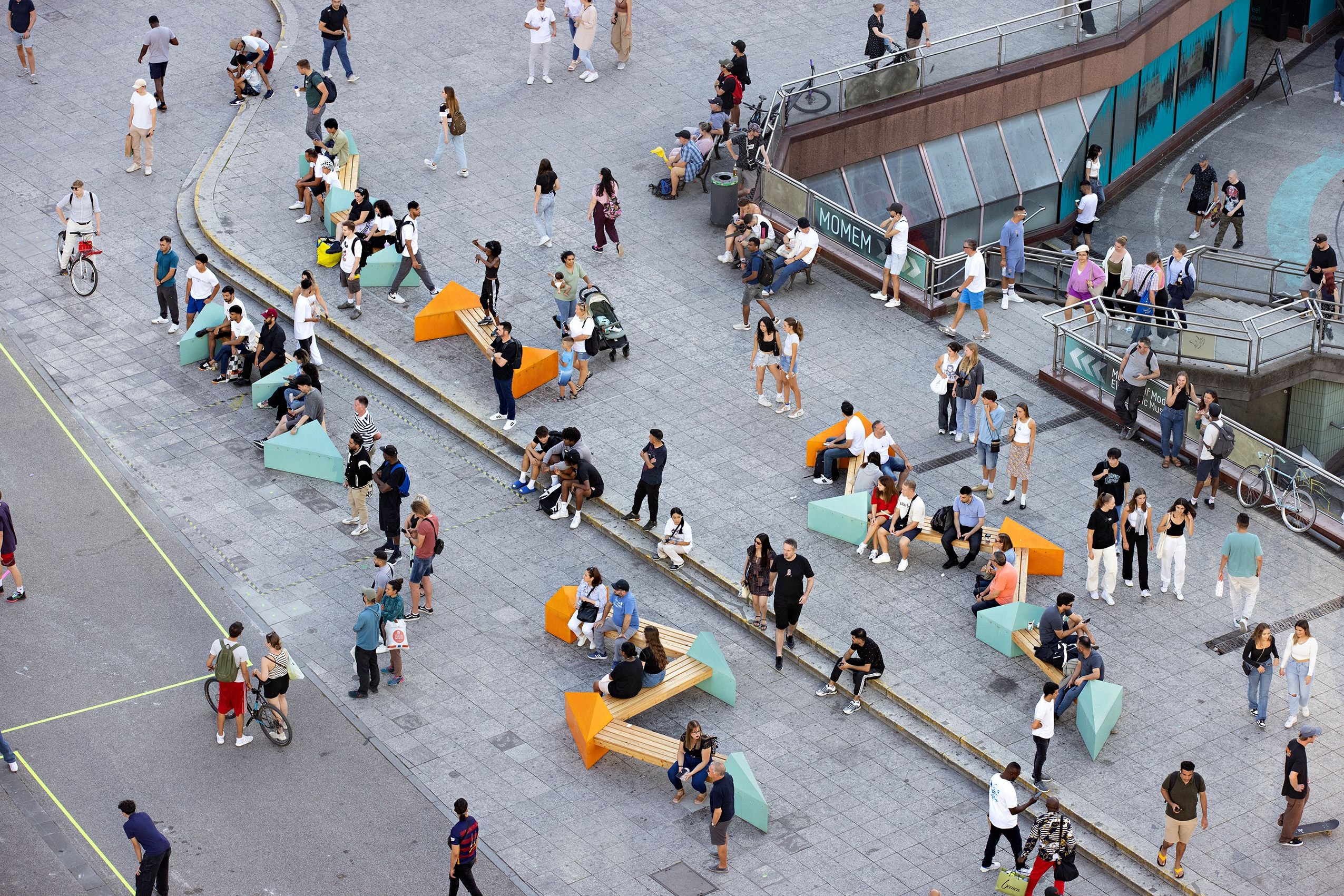 Menschen sind versammelt auf einem Platz