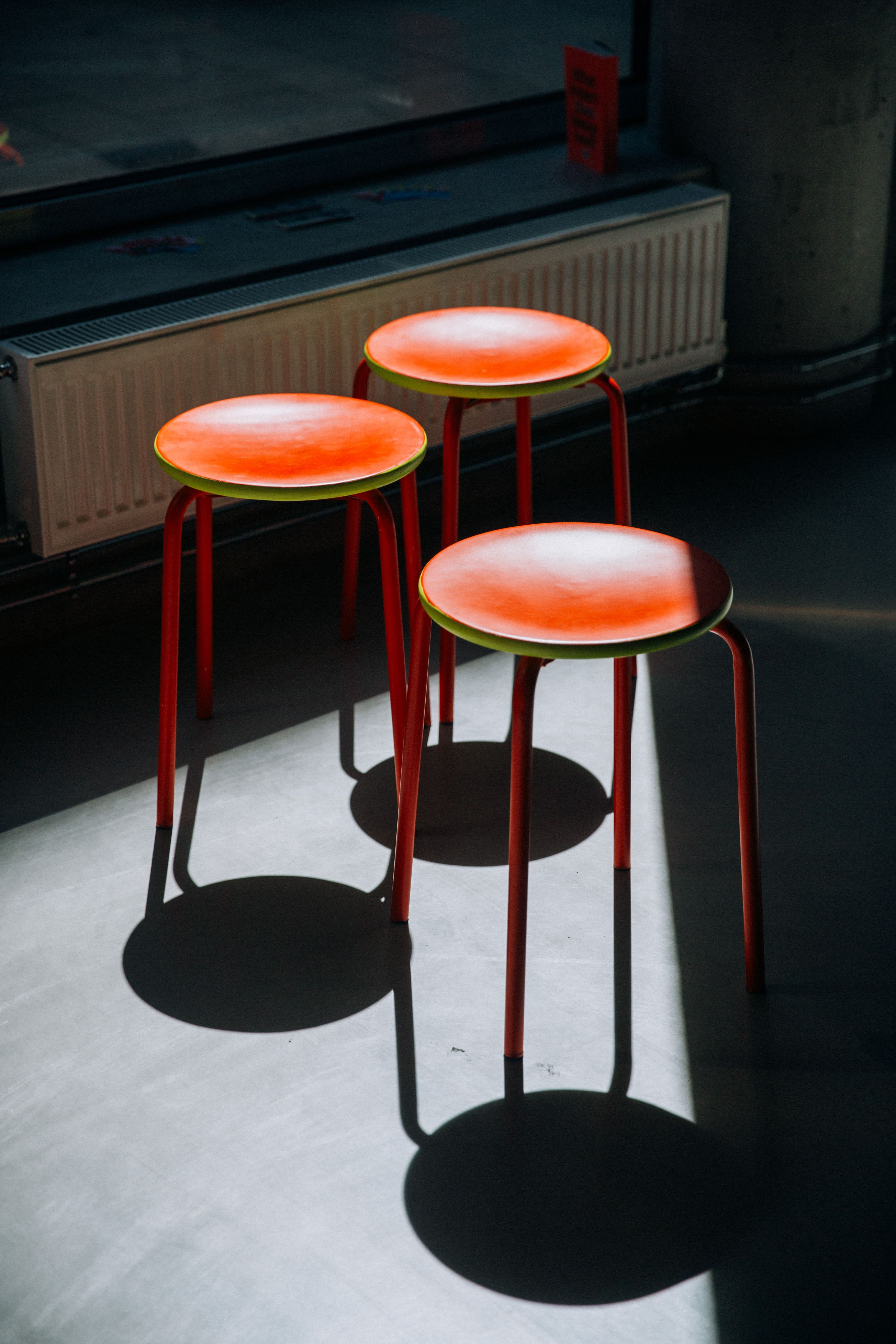 Drei rote Barhocker