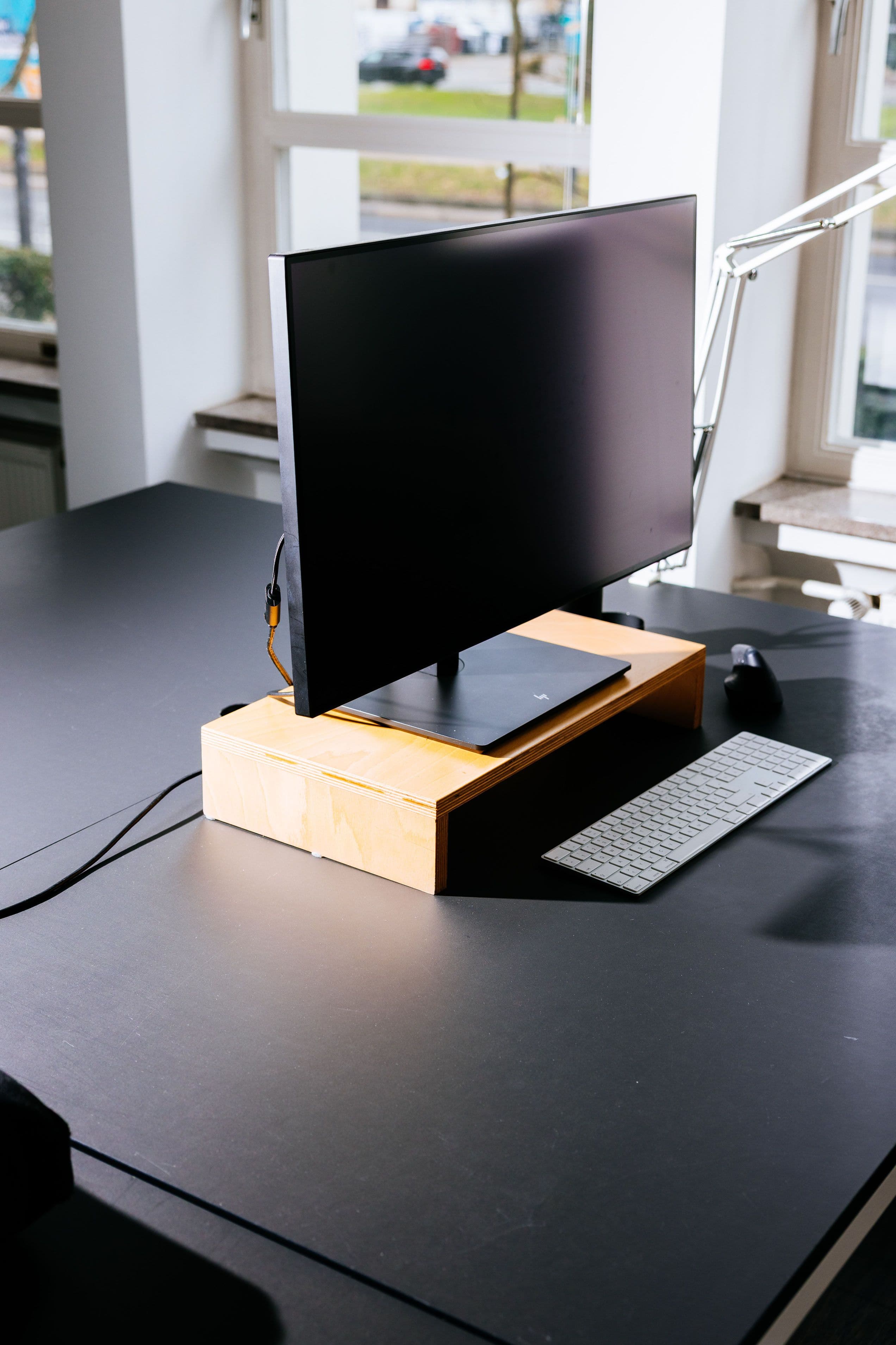 Ein Schreibtisch mit einem Computer und Tastatur