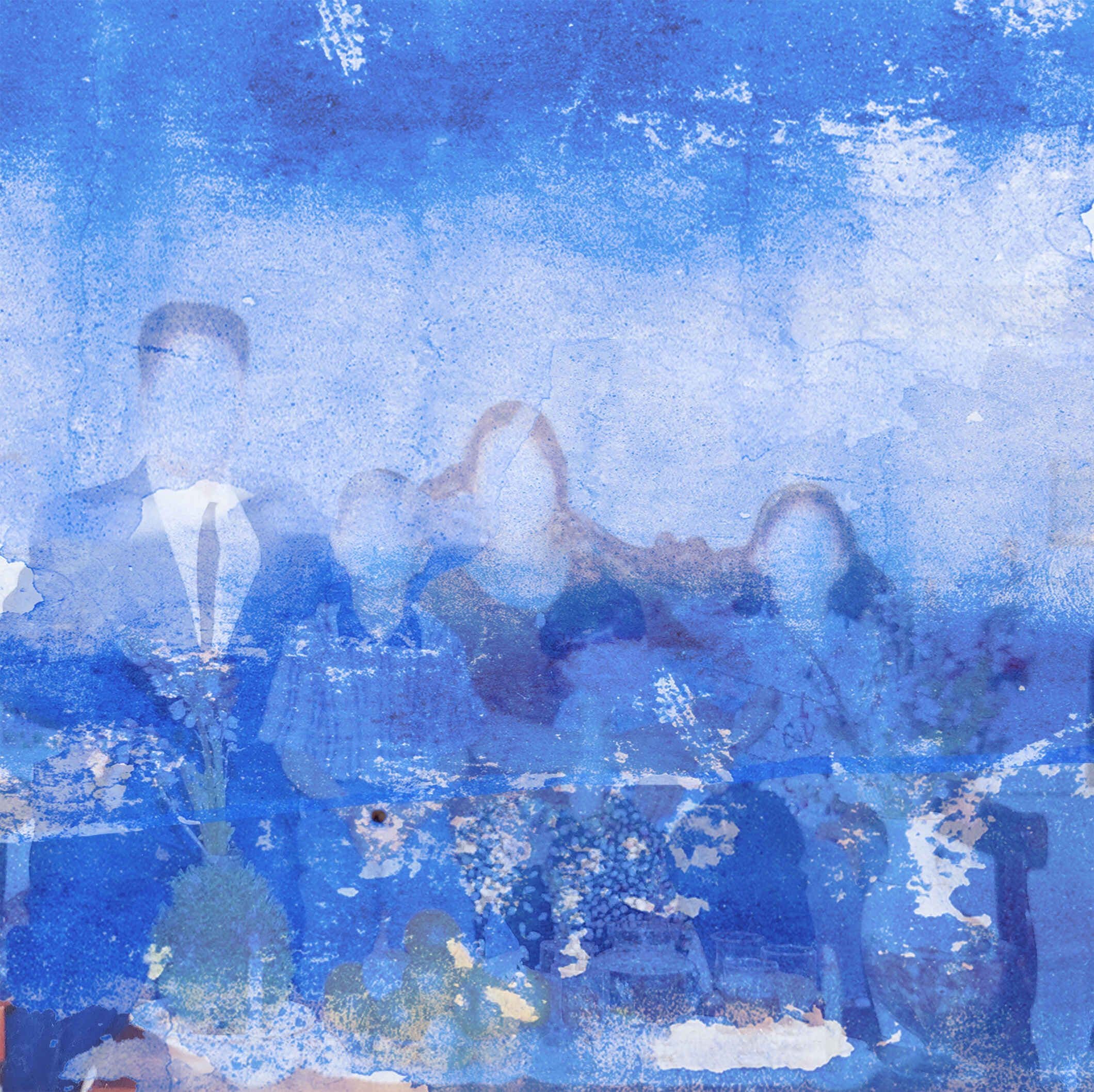 Blaue malerische Fläche, auf der Personen erkennbar sind