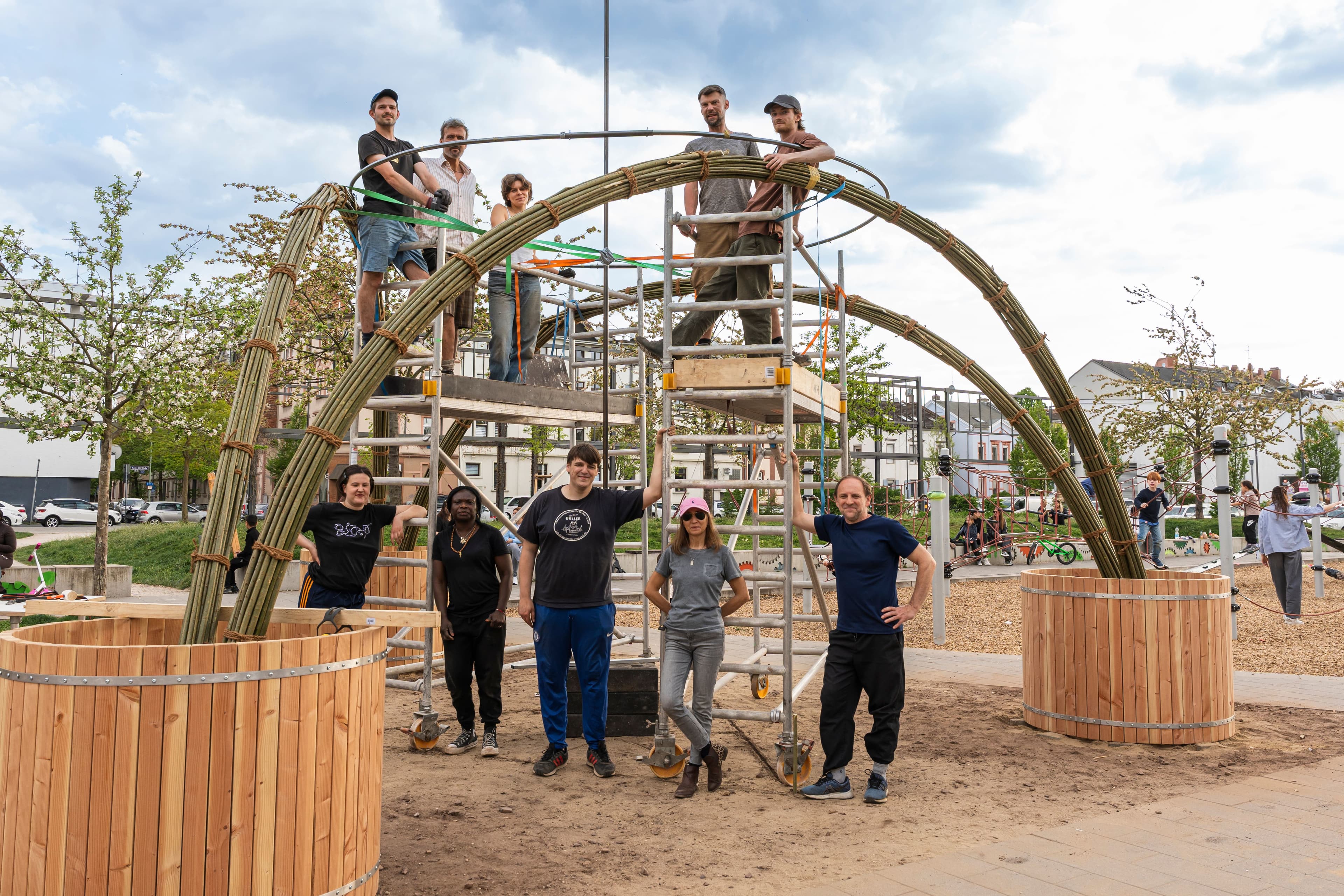 Weidenpavillon Team Aufbau
