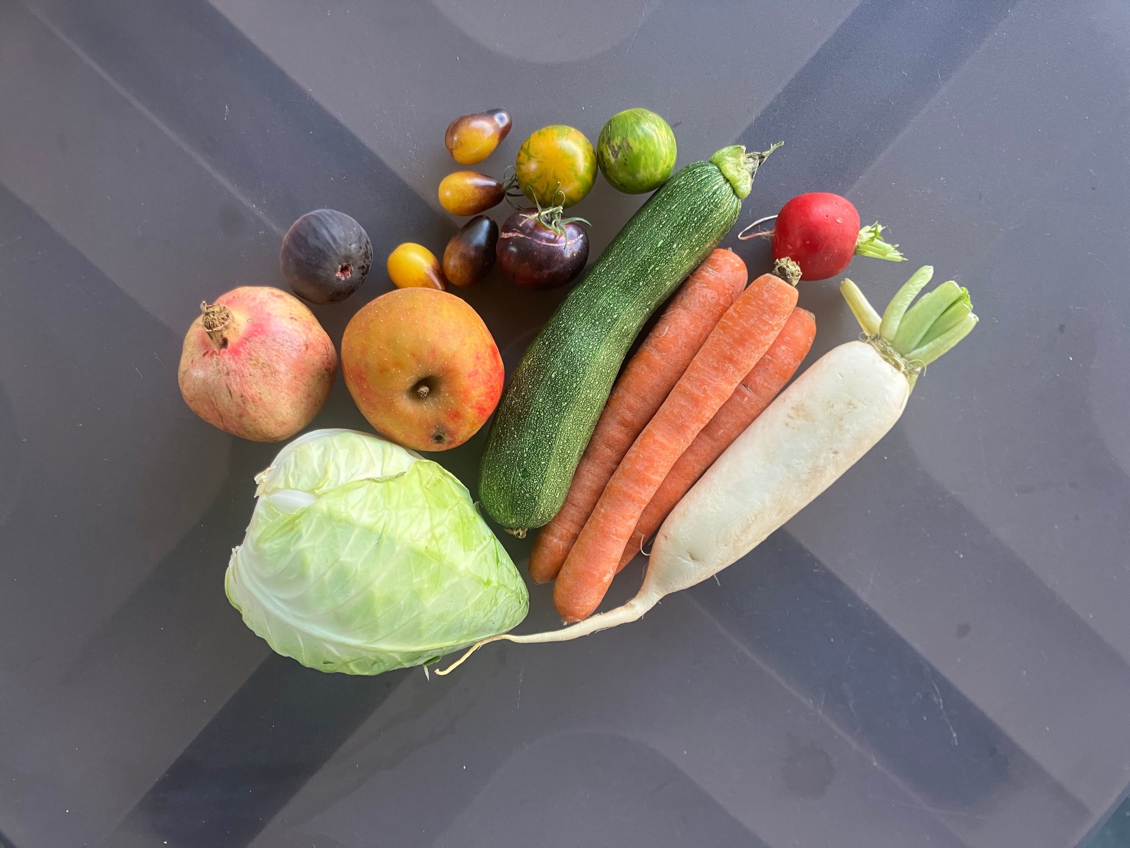 Gemüse liegt auf einem Tisch