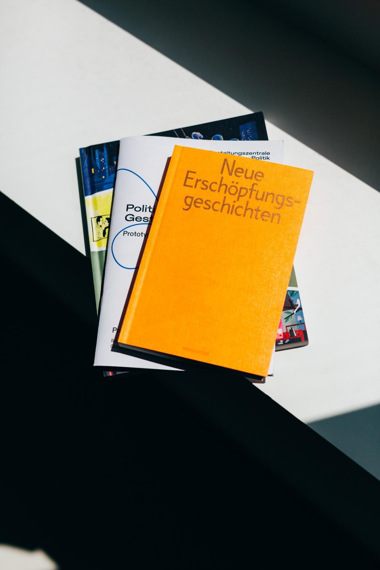 Das orangene Buch "Neue Erschöpfungsgeschichten".